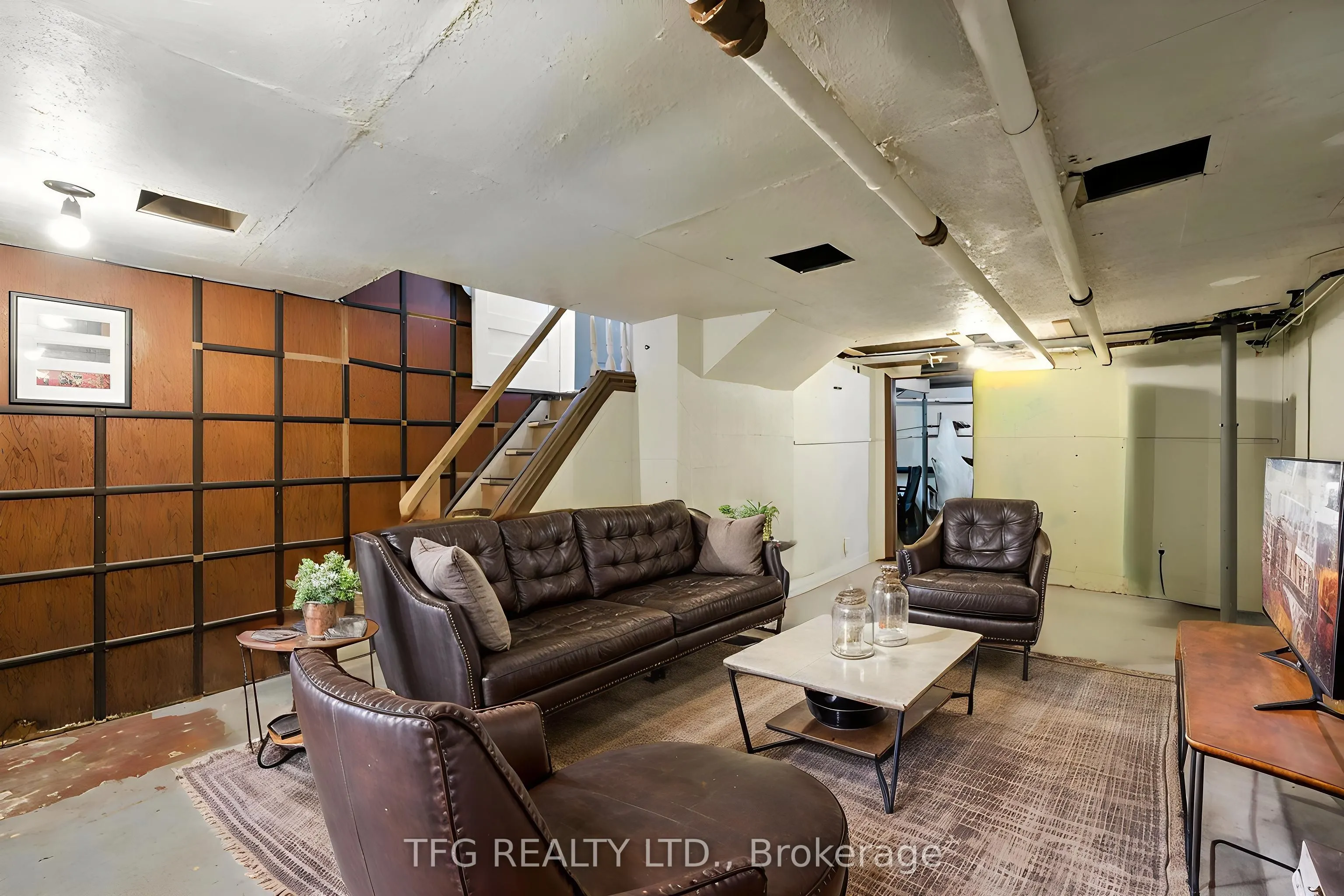 384 Ball Street