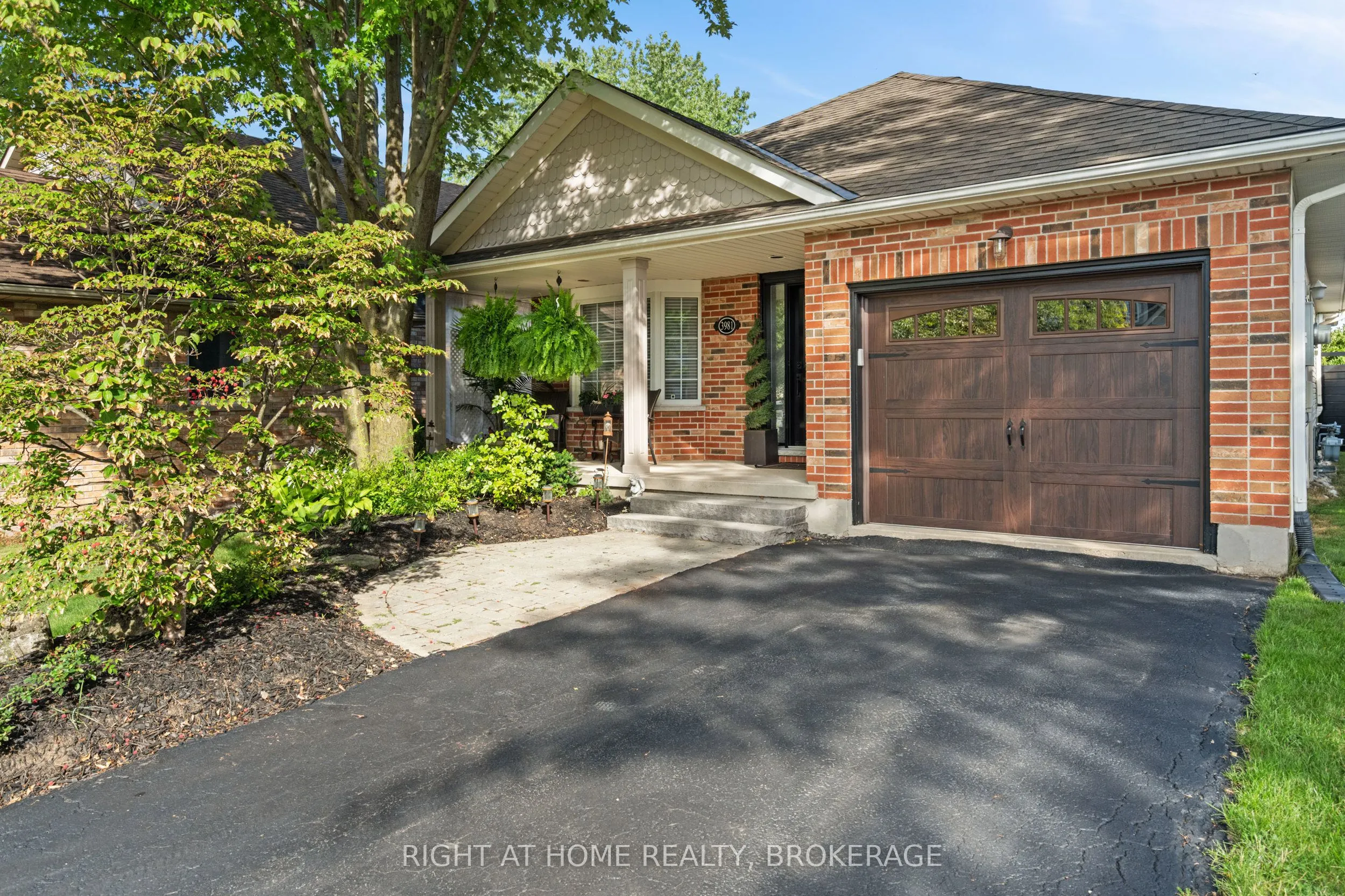 3981 Honeysuckle Crescent