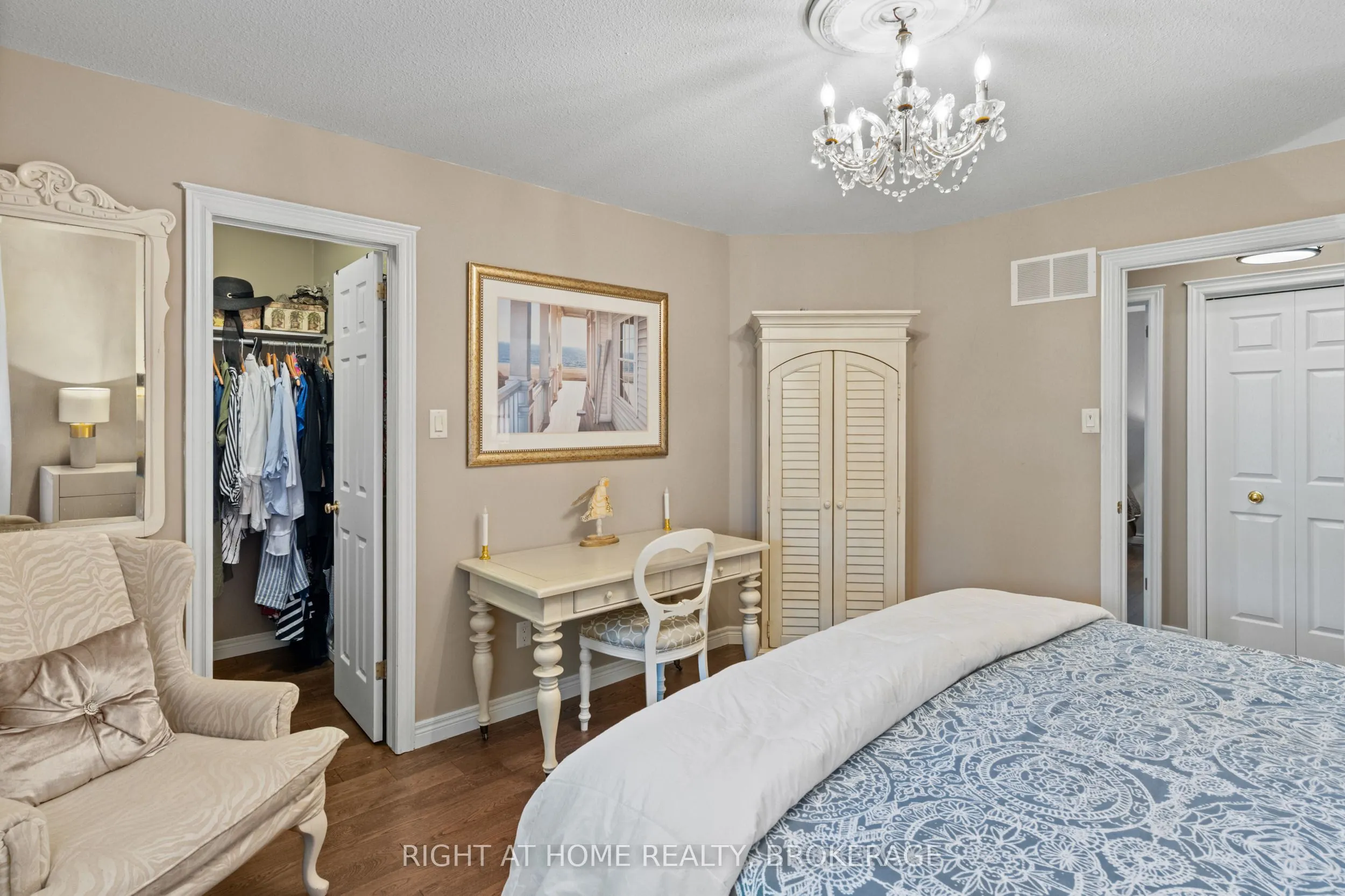 3981 Honeysuckle Crescent