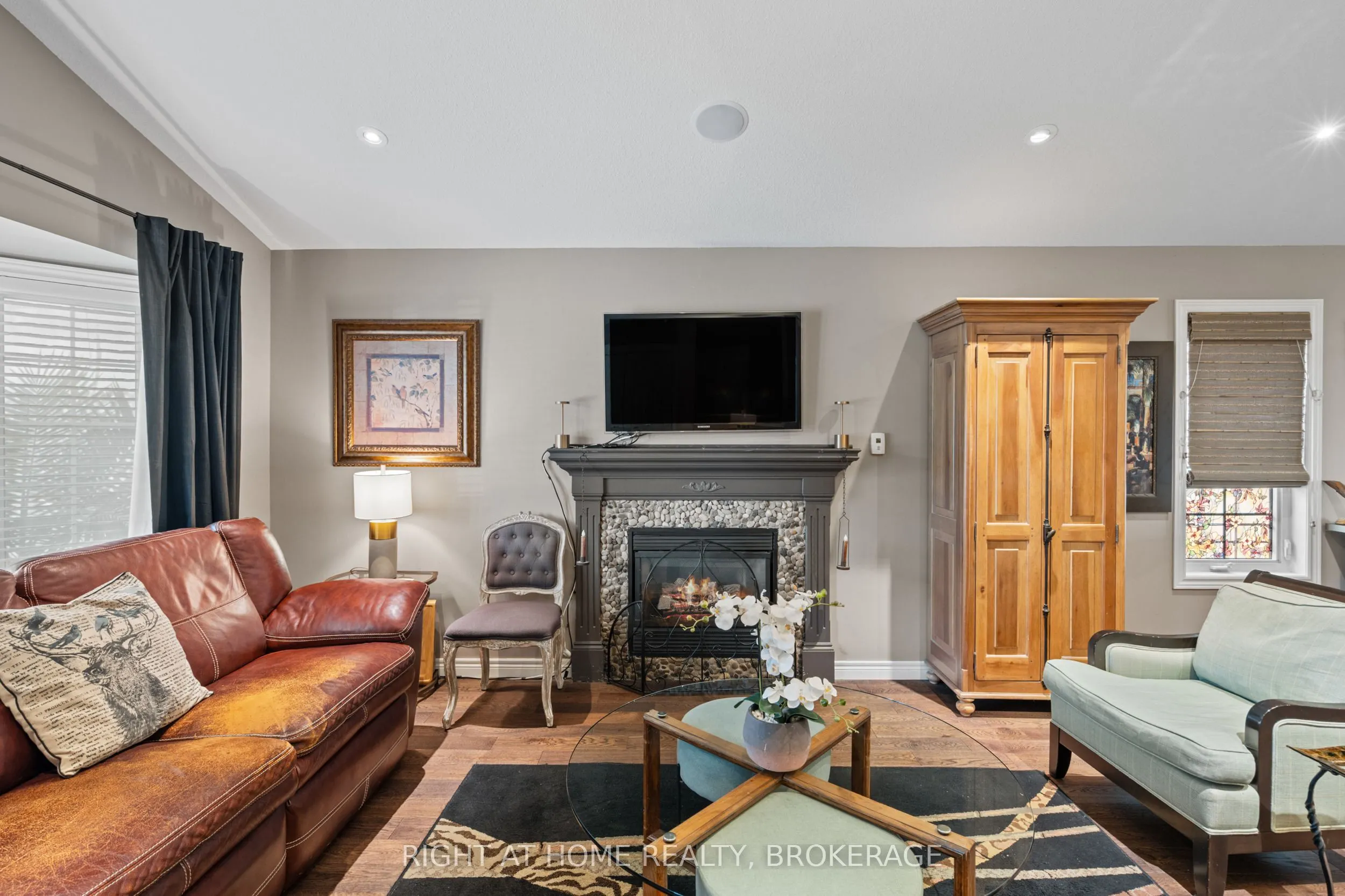 3981 Honeysuckle Crescent