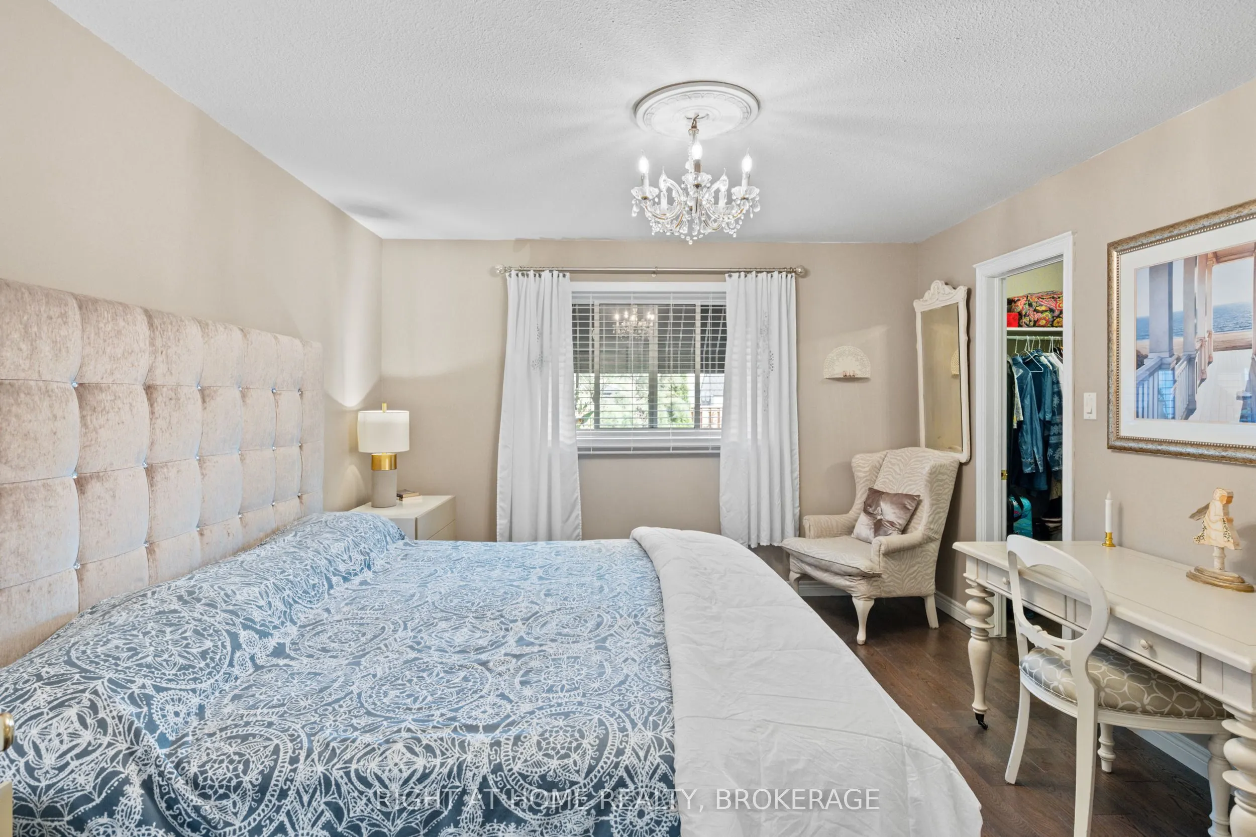 3981 Honeysuckle Crescent