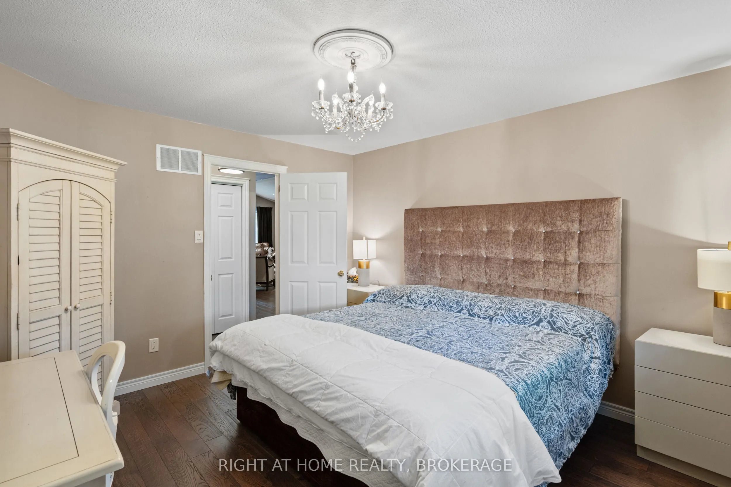 3981 Honeysuckle Crescent