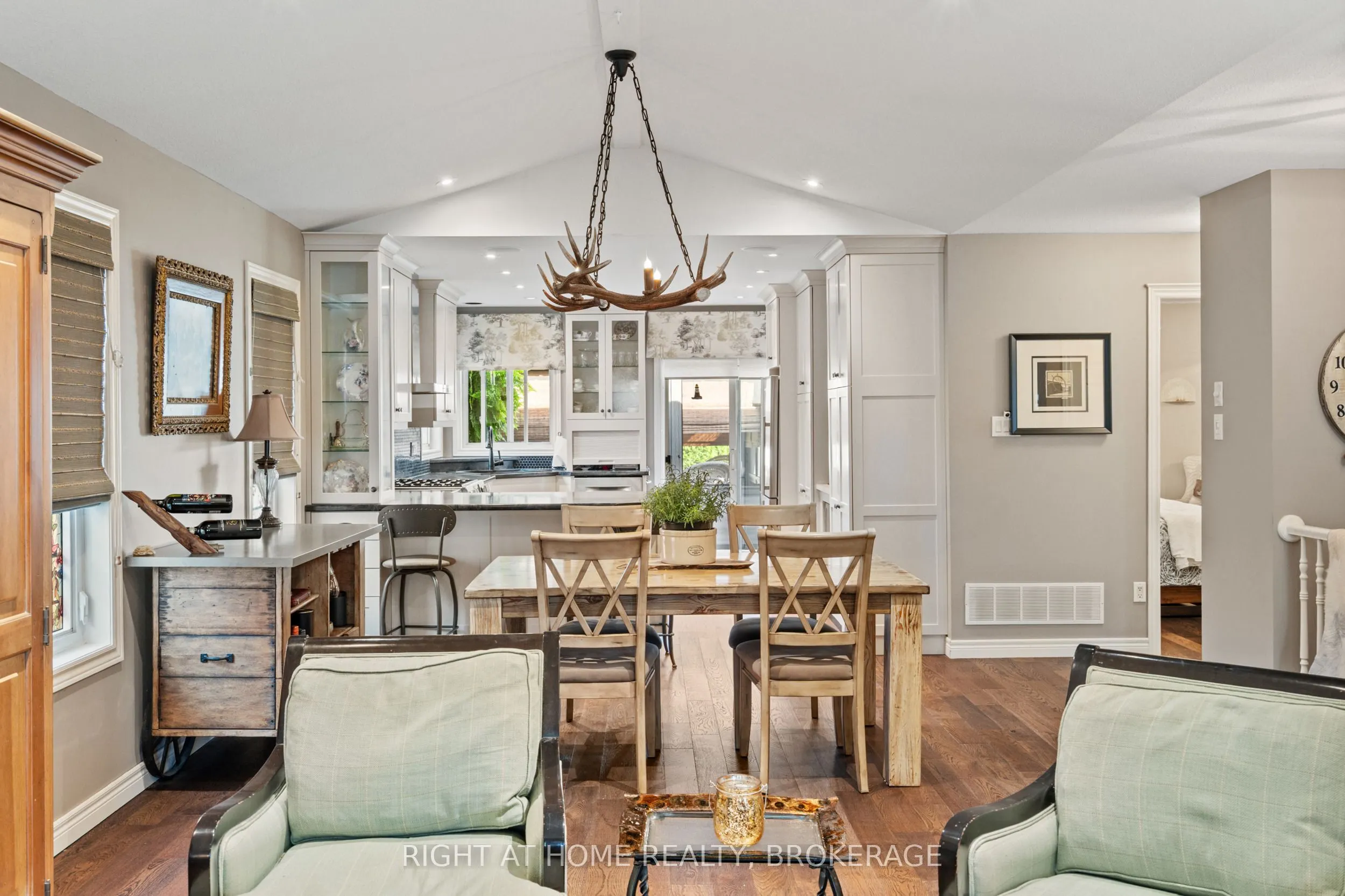 3981 Honeysuckle Crescent