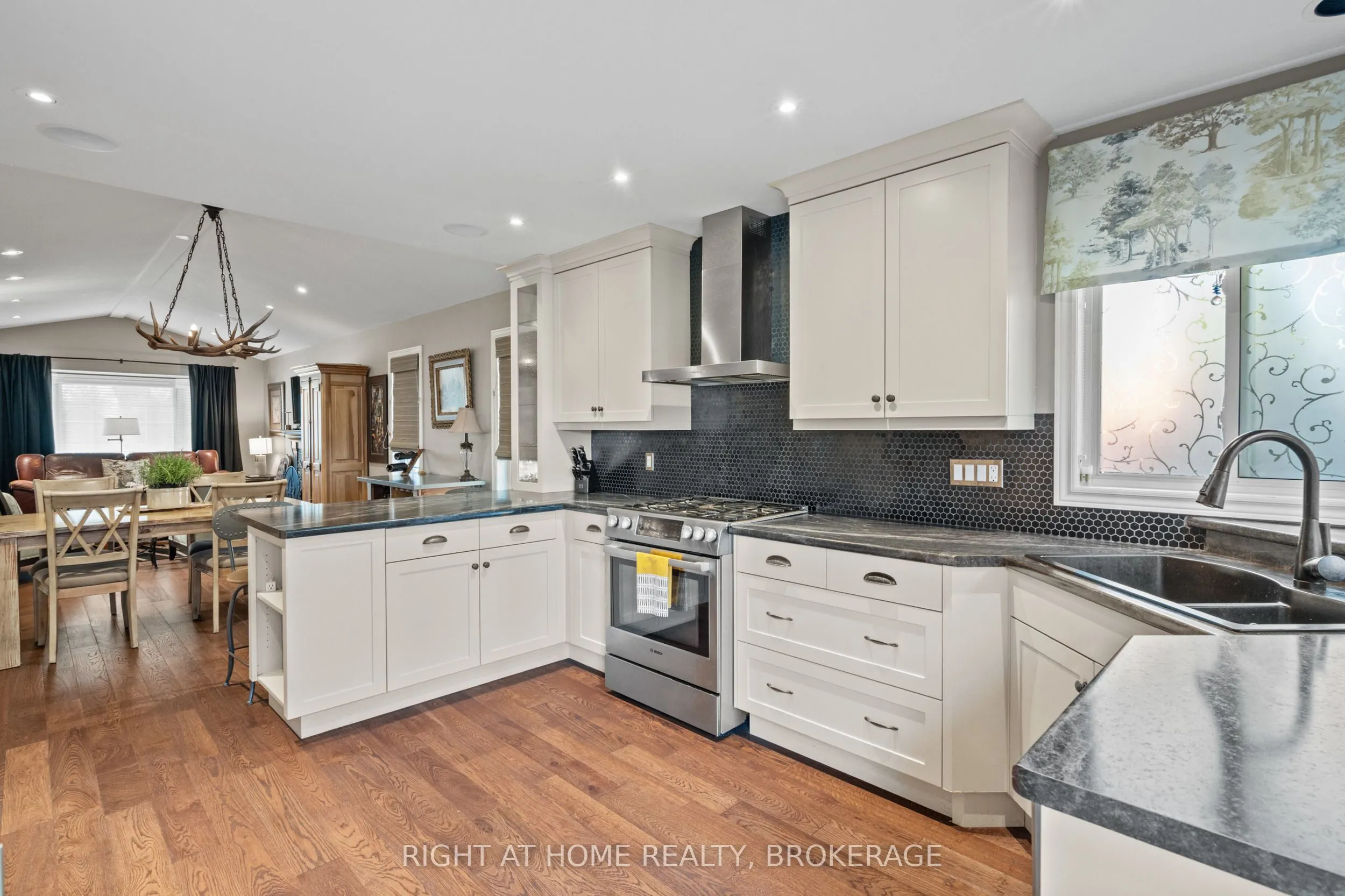 3981 Honeysuckle Crescent