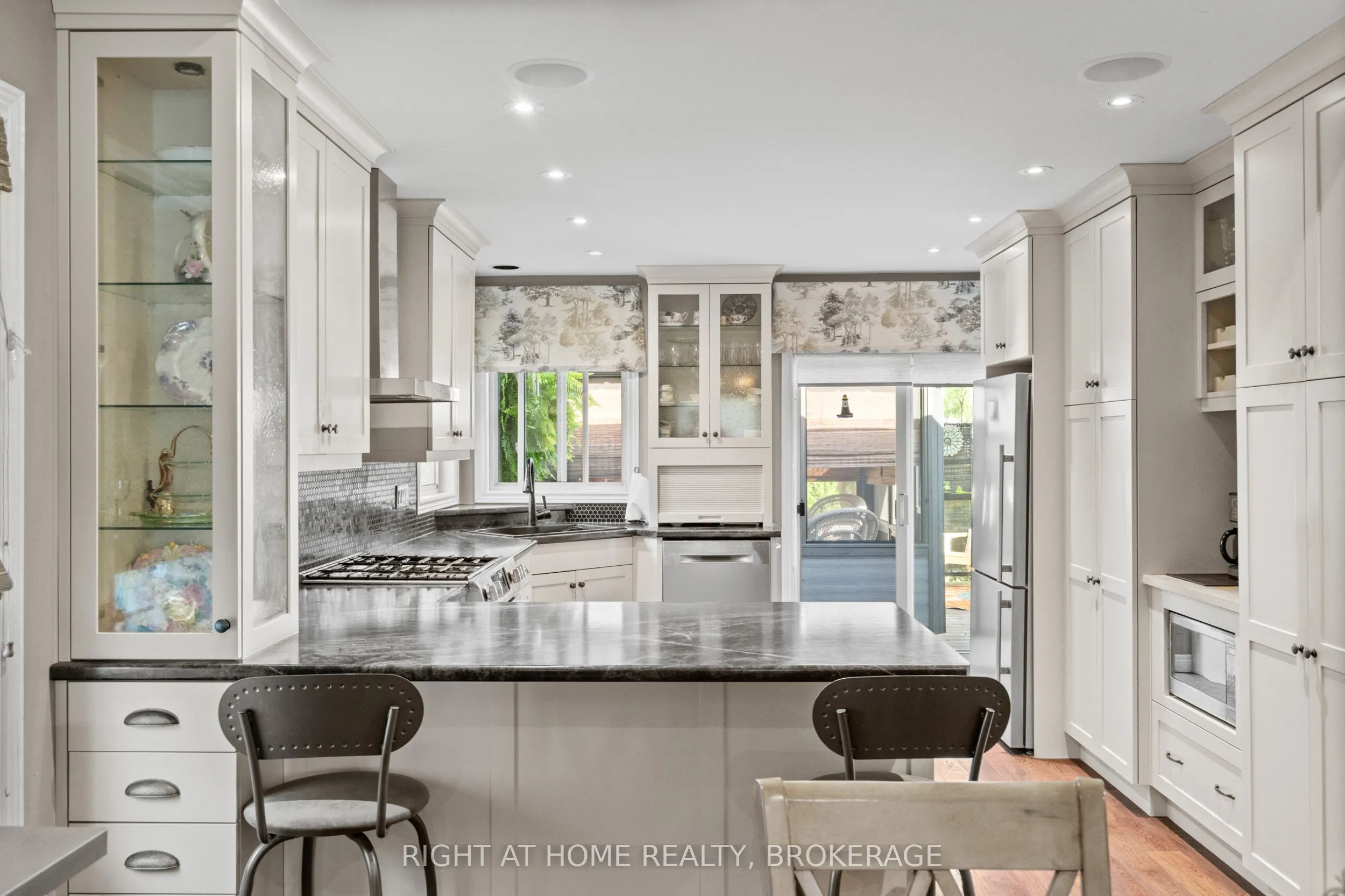 3981 Honeysuckle Crescent