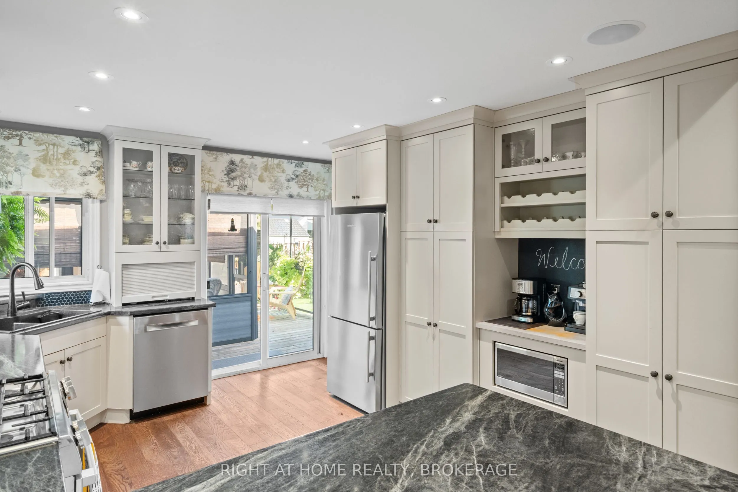 3981 Honeysuckle Crescent