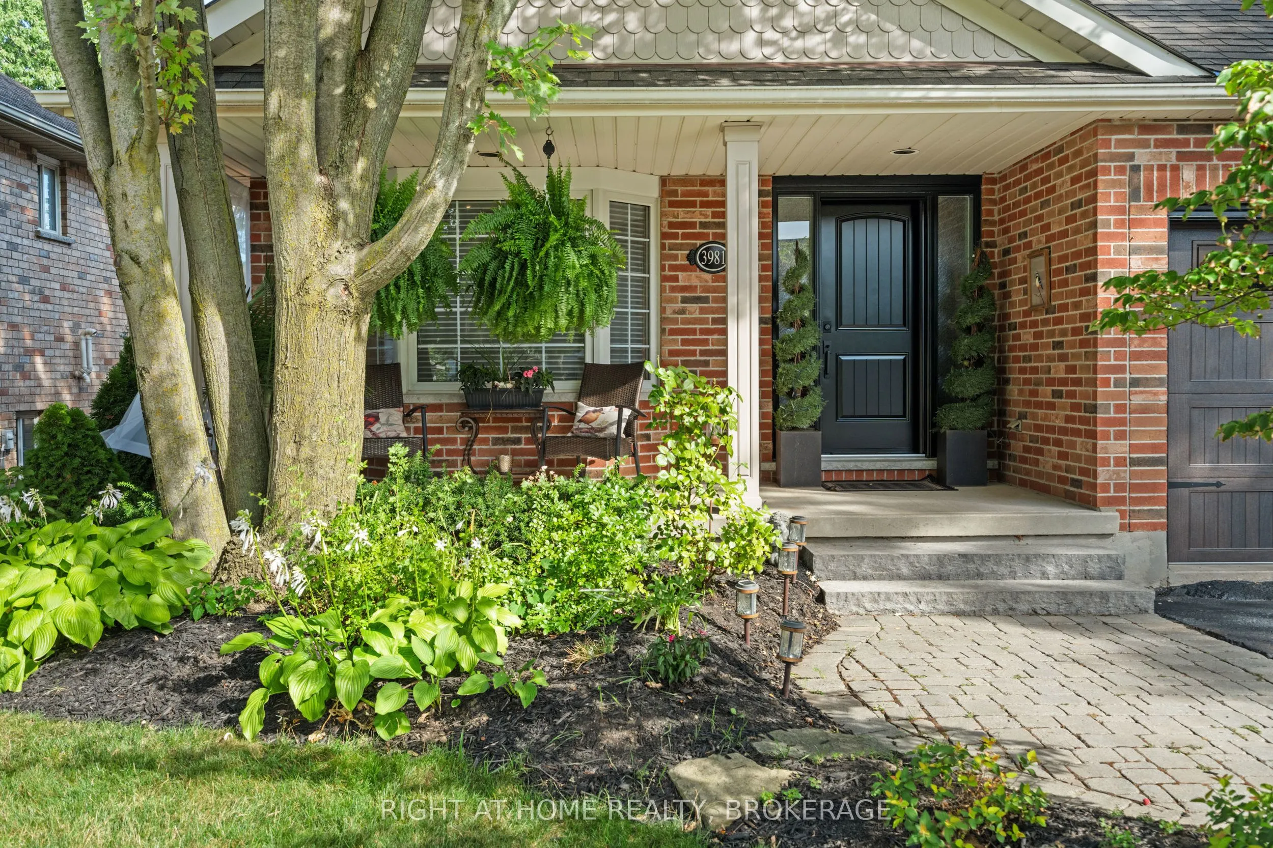 3981 Honeysuckle Crescent