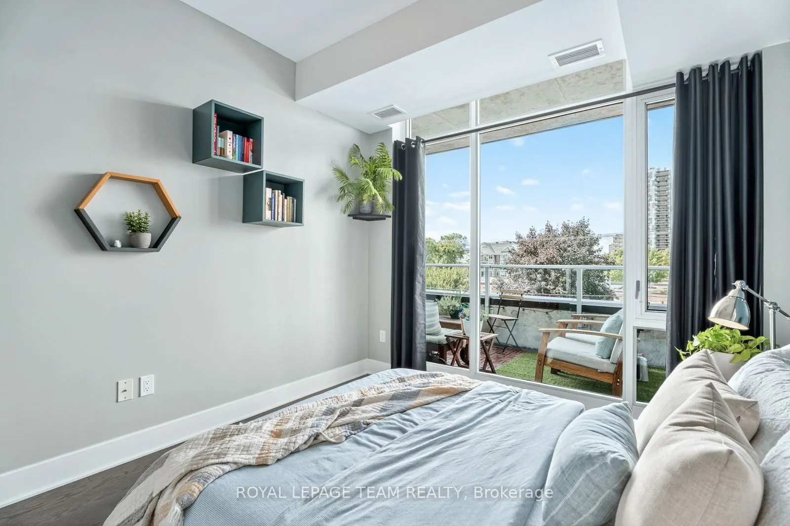 255 Bay Street, #416