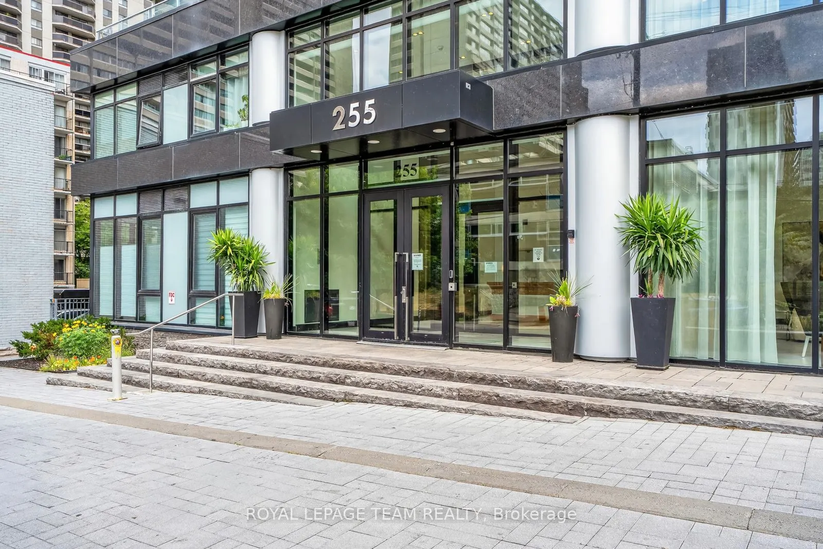 255 Bay Street, #416