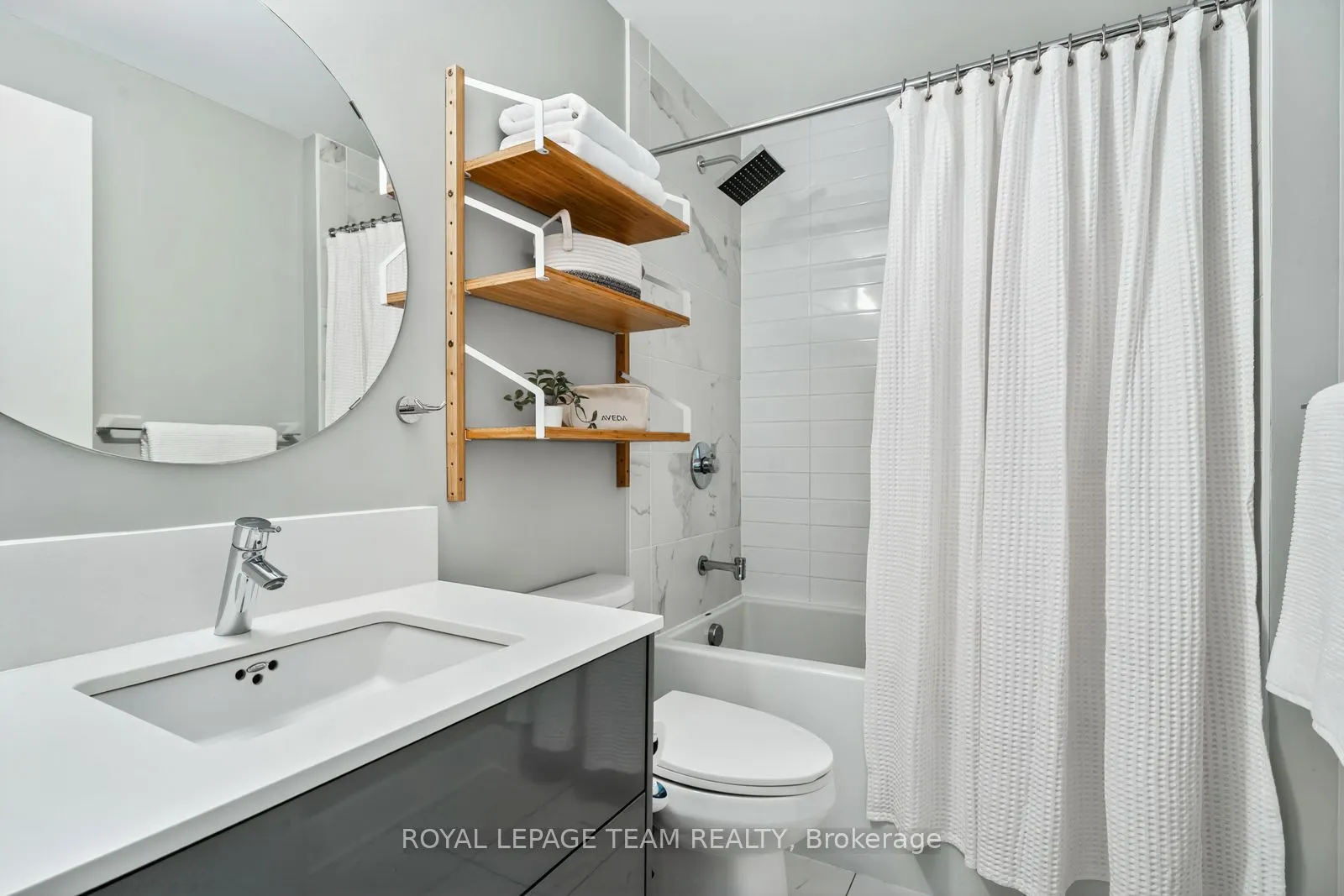 255 Bay Street, #416