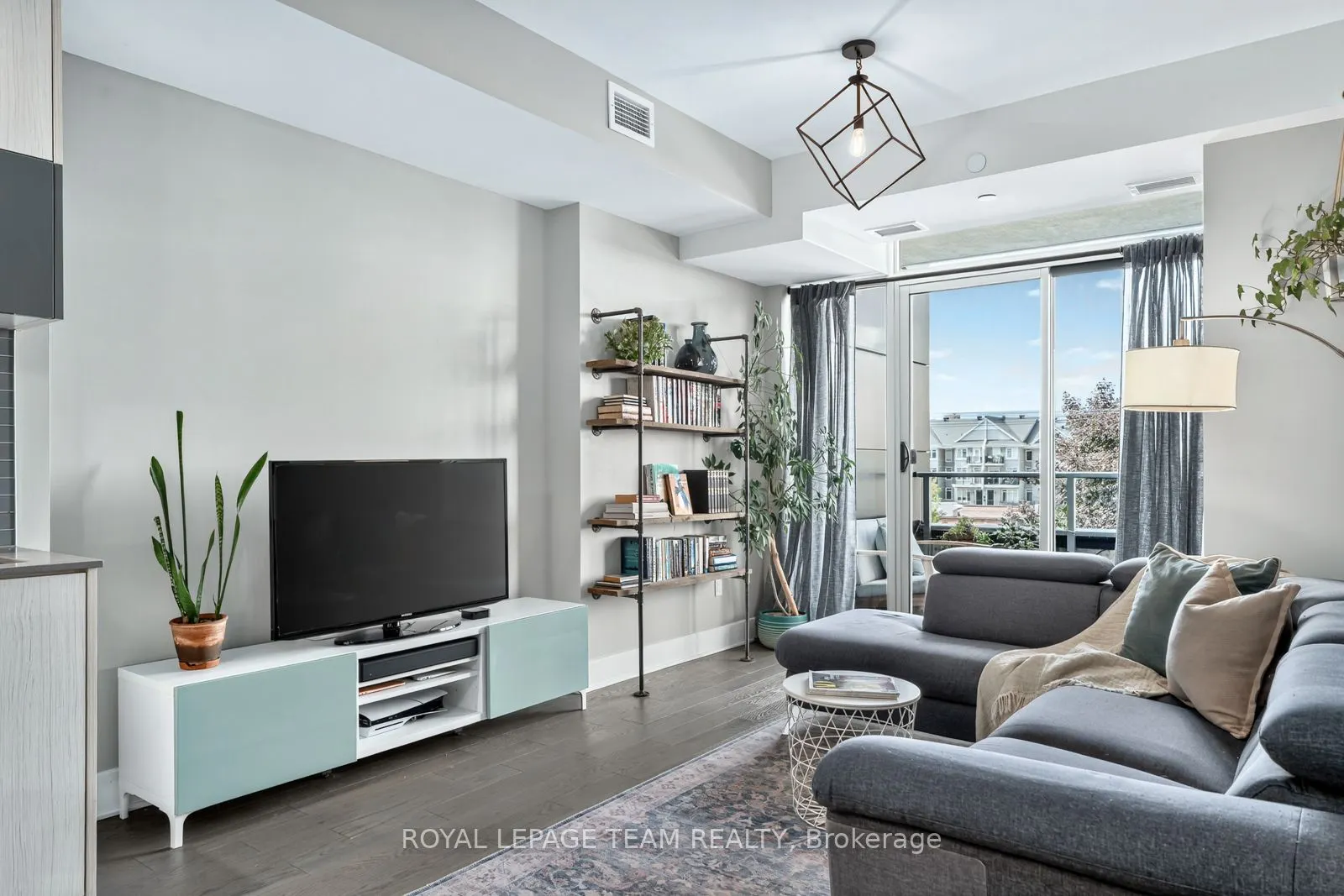 255 Bay Street, #416