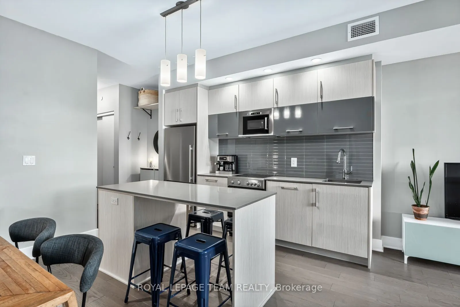 255 Bay Street, #416