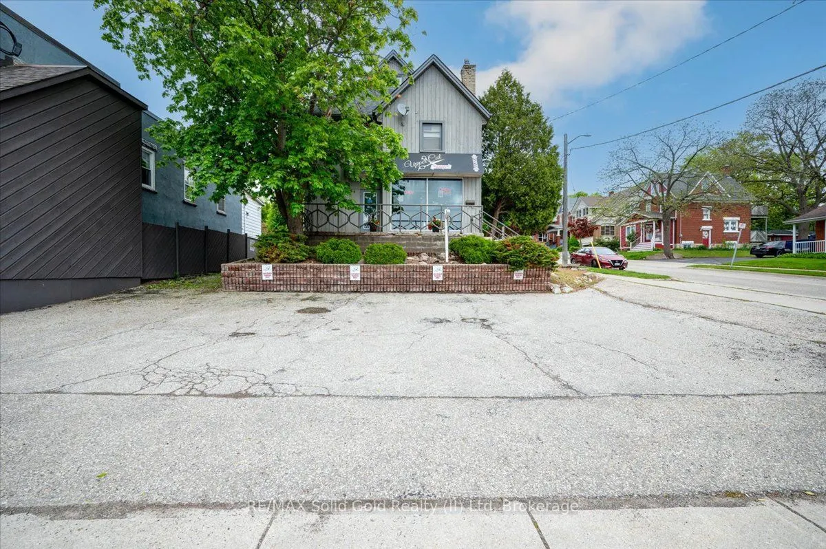 686 King Street E