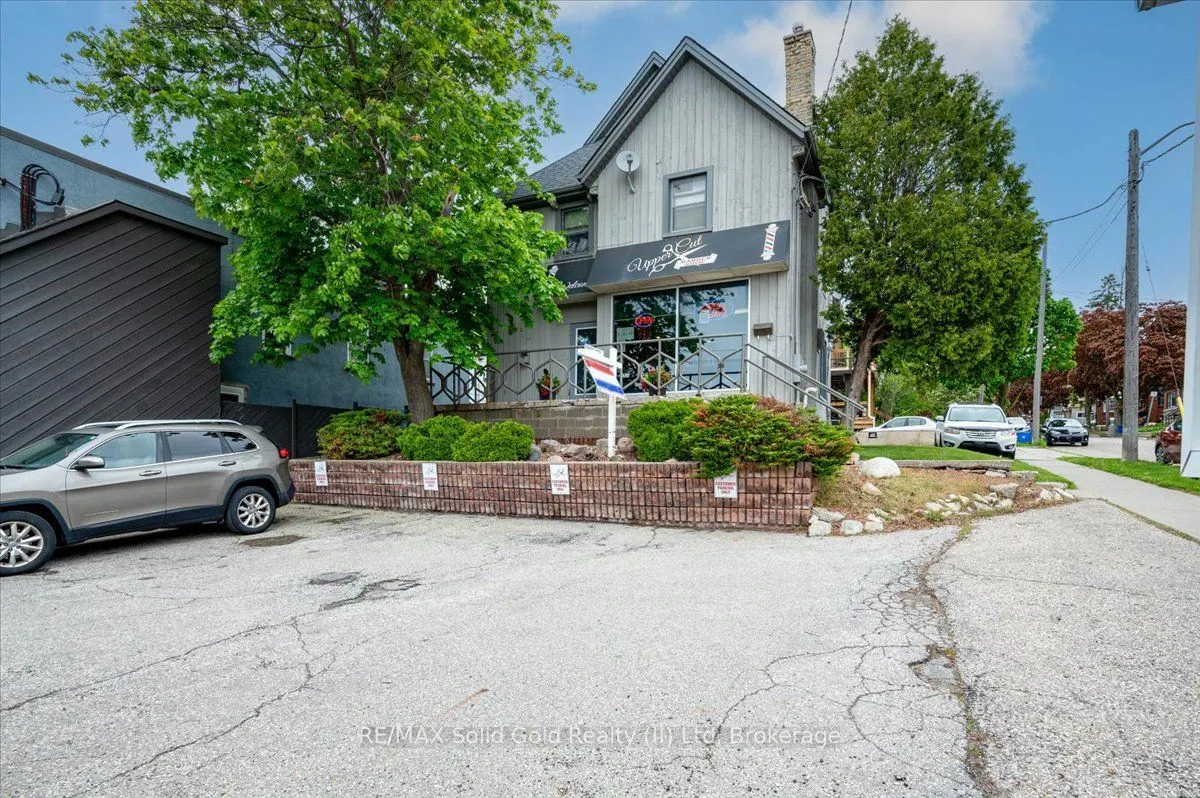 686 King Street E