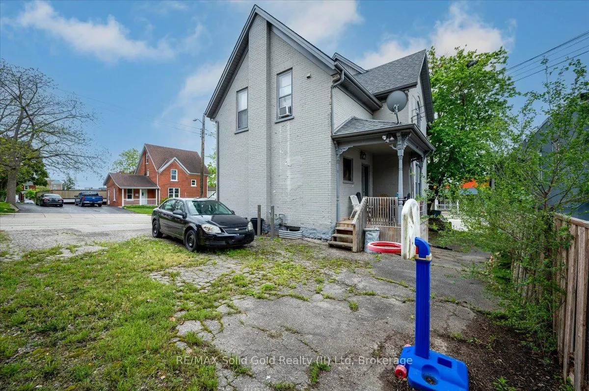 686 King Street E