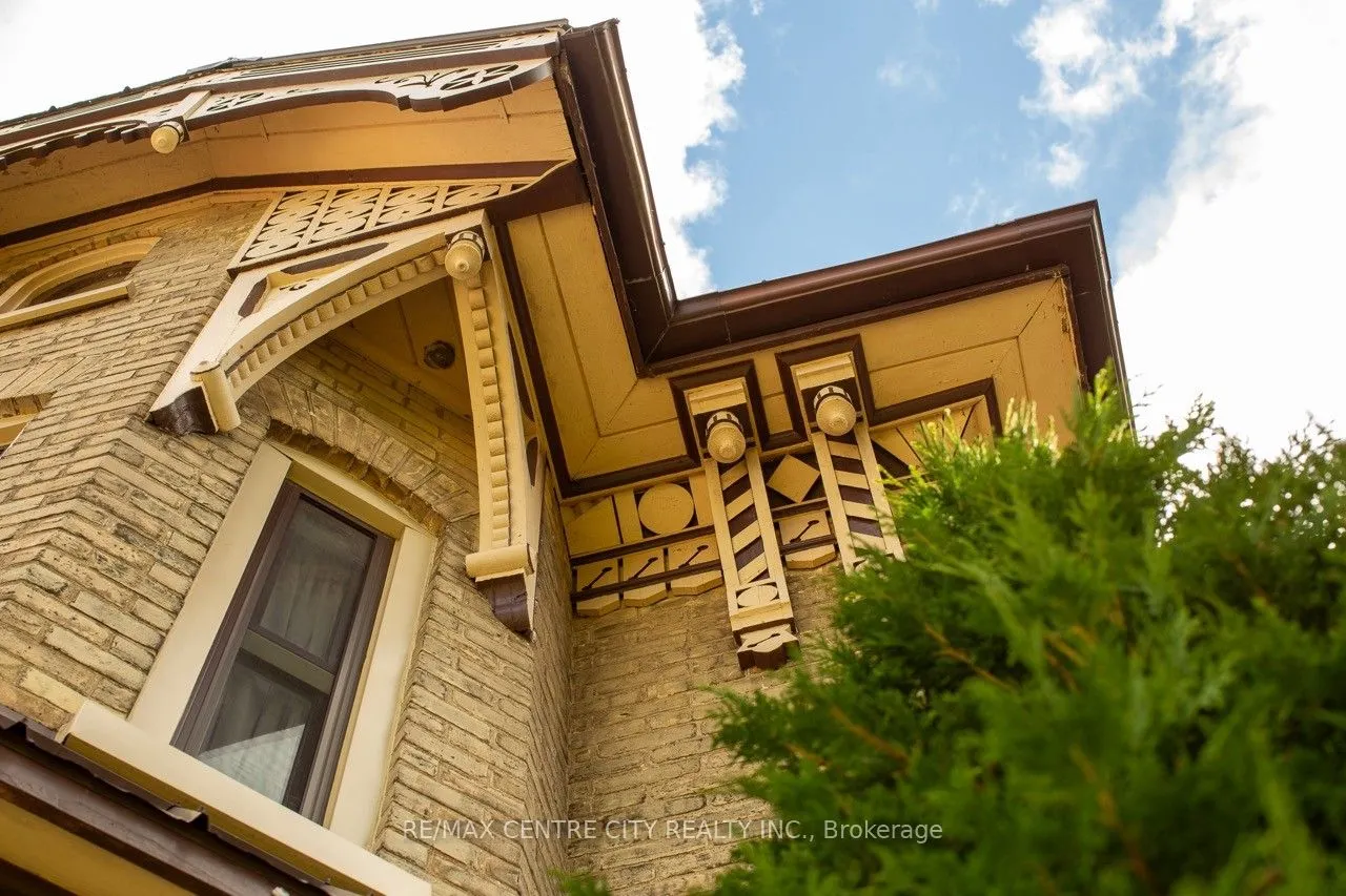 218 Woodstock Street N
