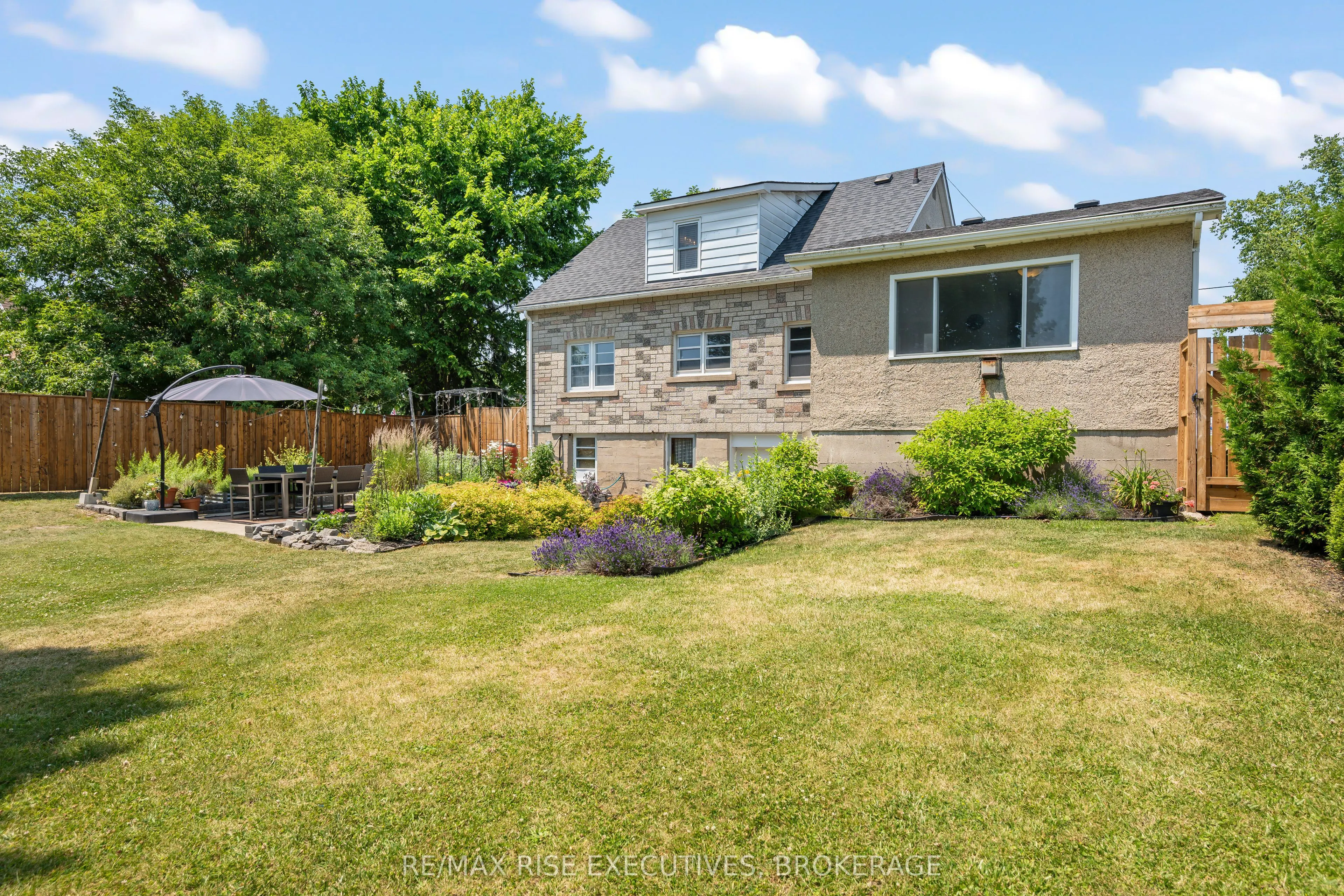 320 Dundas Street W