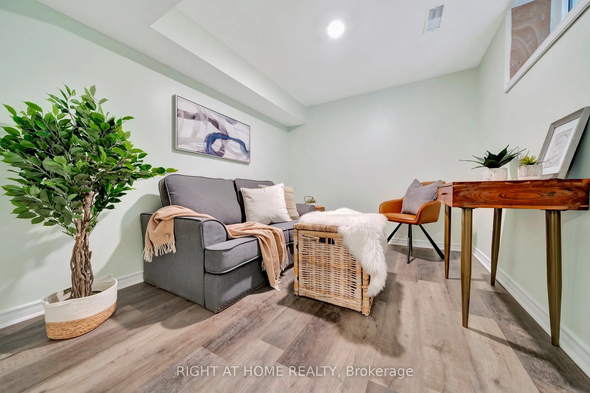 228 Mary Street, #Main