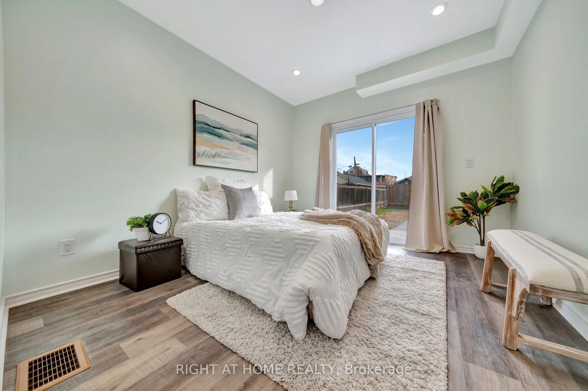 228 Mary Street, #Main