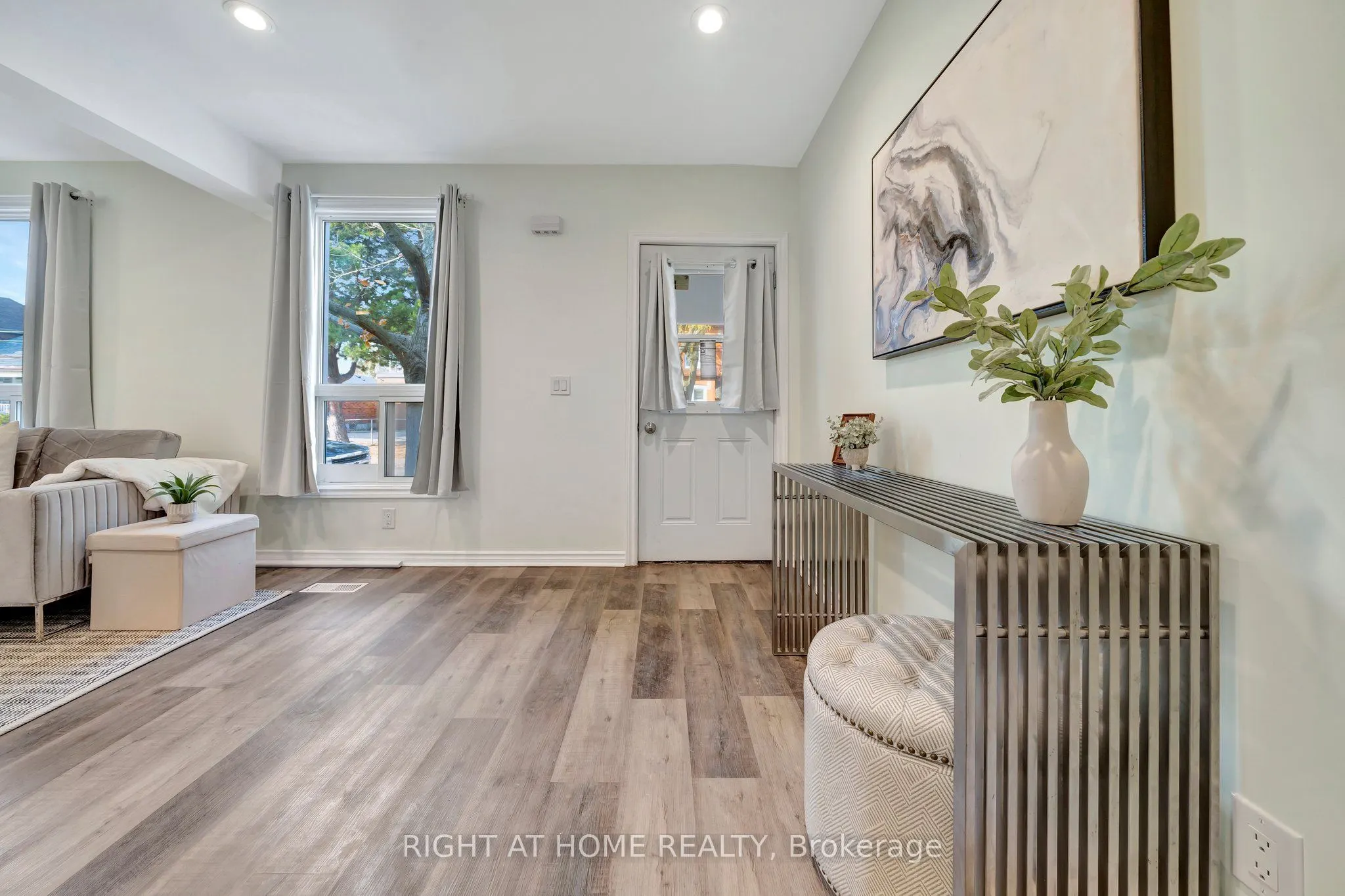 228 Mary Street, #Main