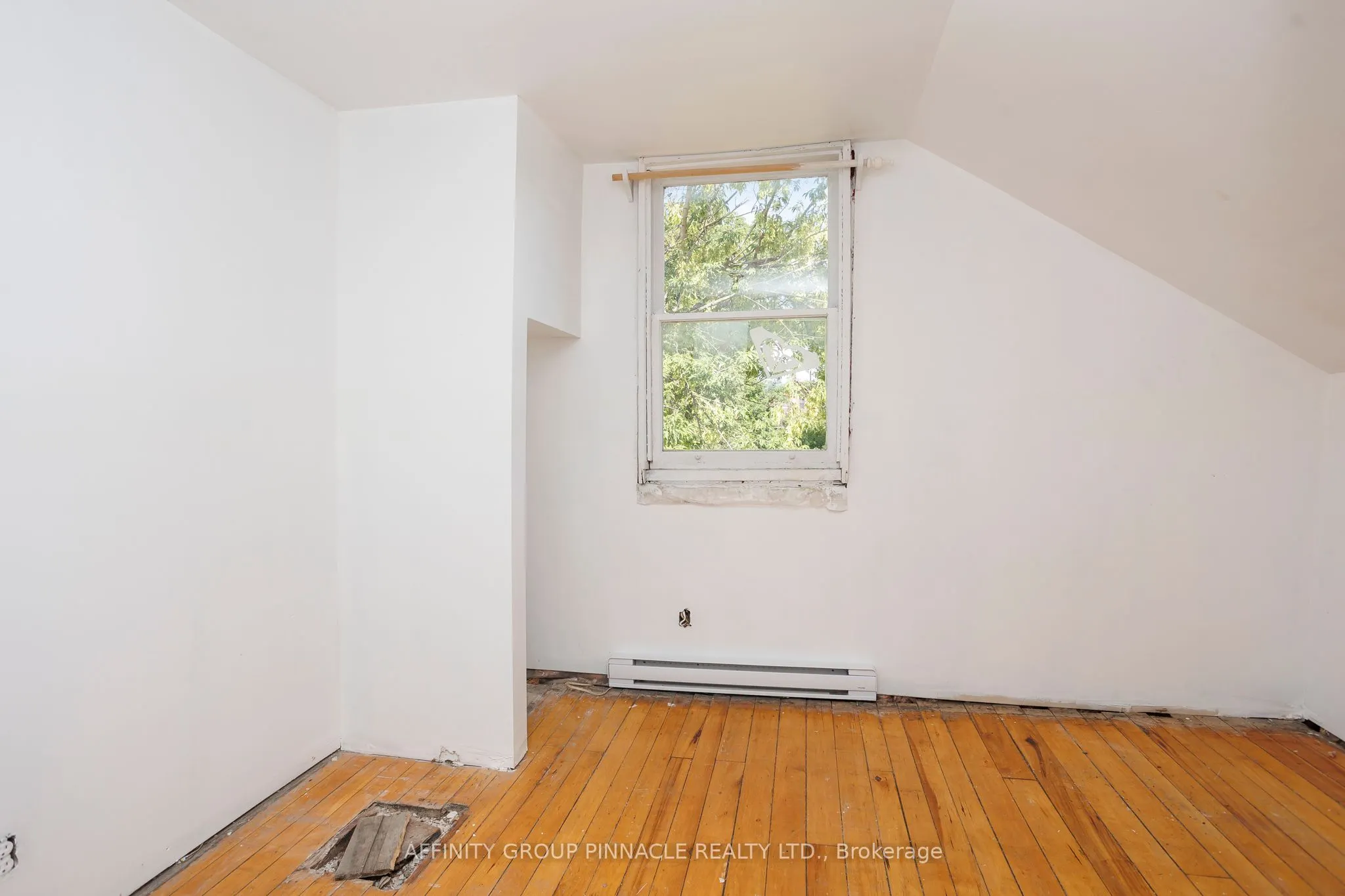 106 Russell Street W