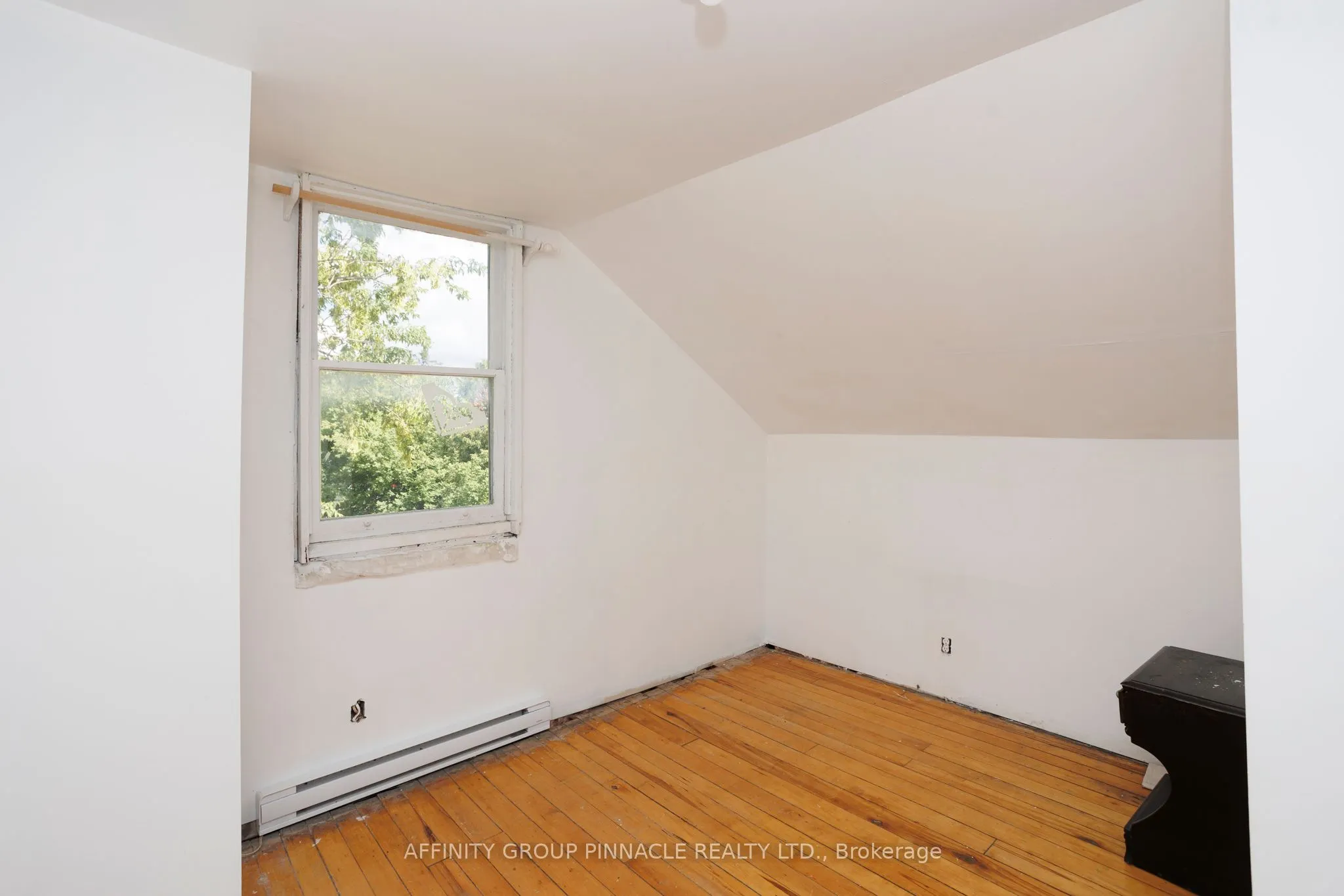 106 Russell Street W