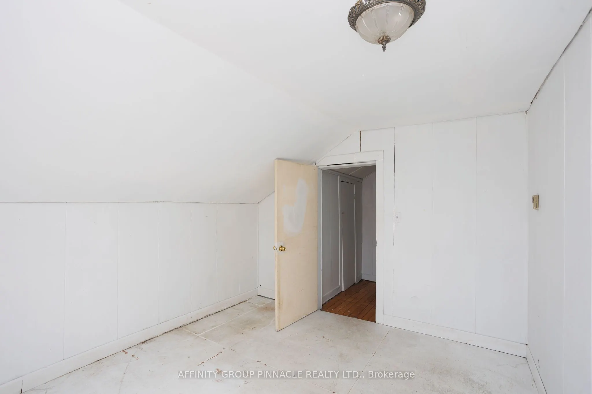 106 Russell Street W