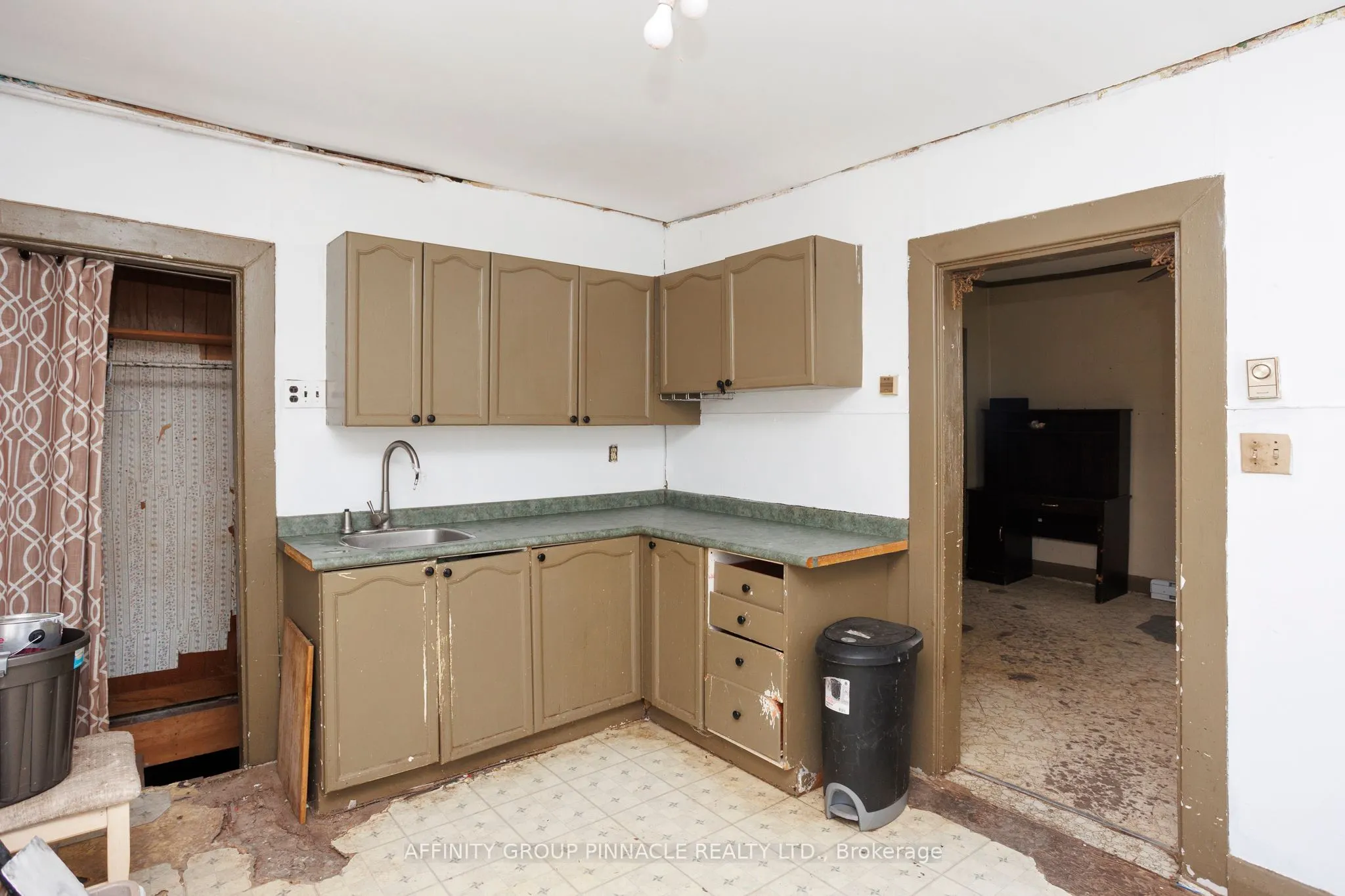 106 Russell Street W
