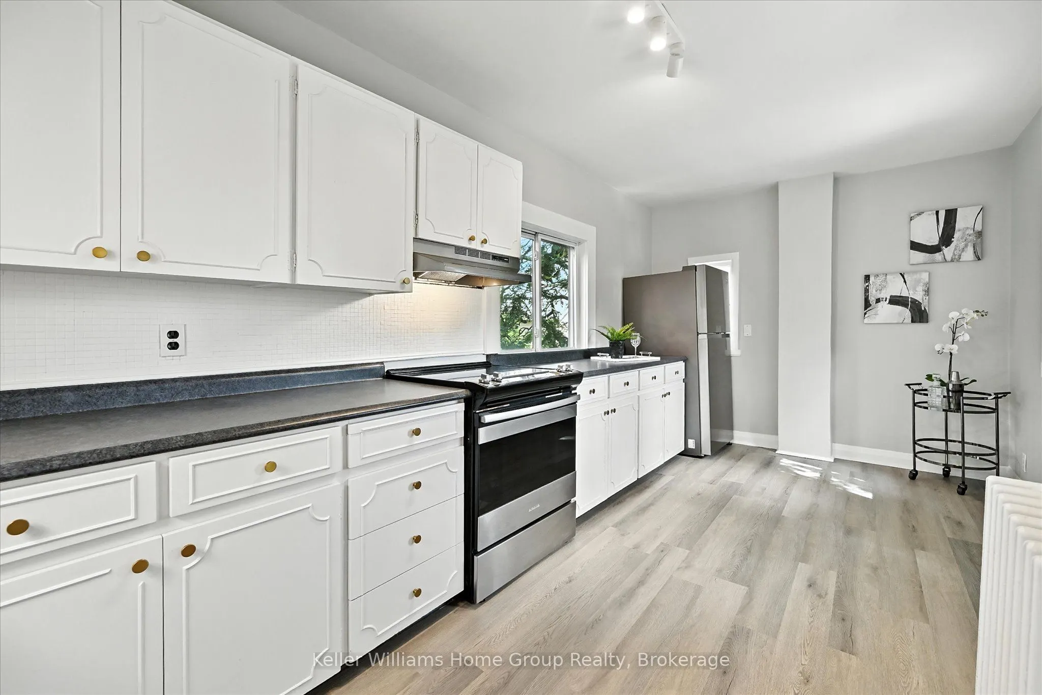 1047 Main Street E