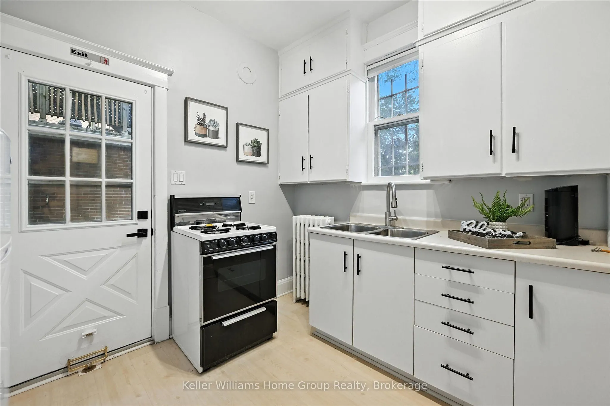 1047 Main Street E