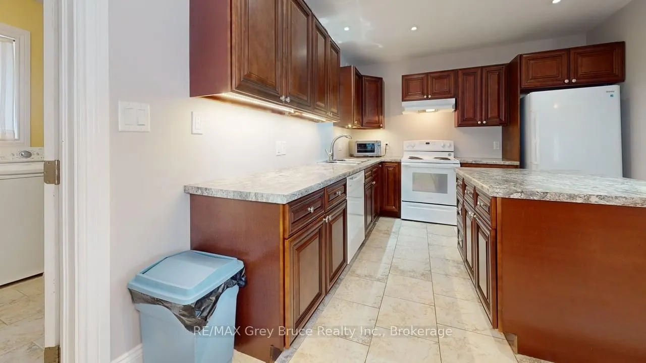 206 4th Avenue SW