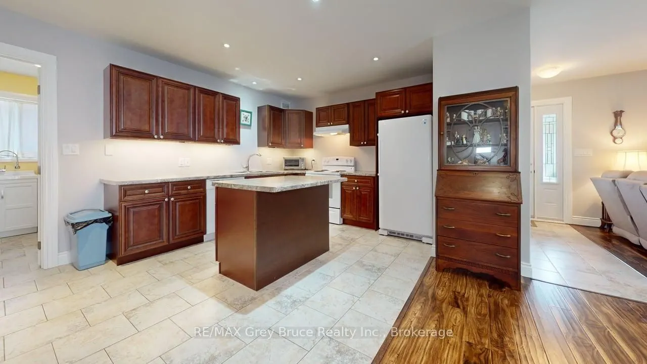 206 4th Avenue SW