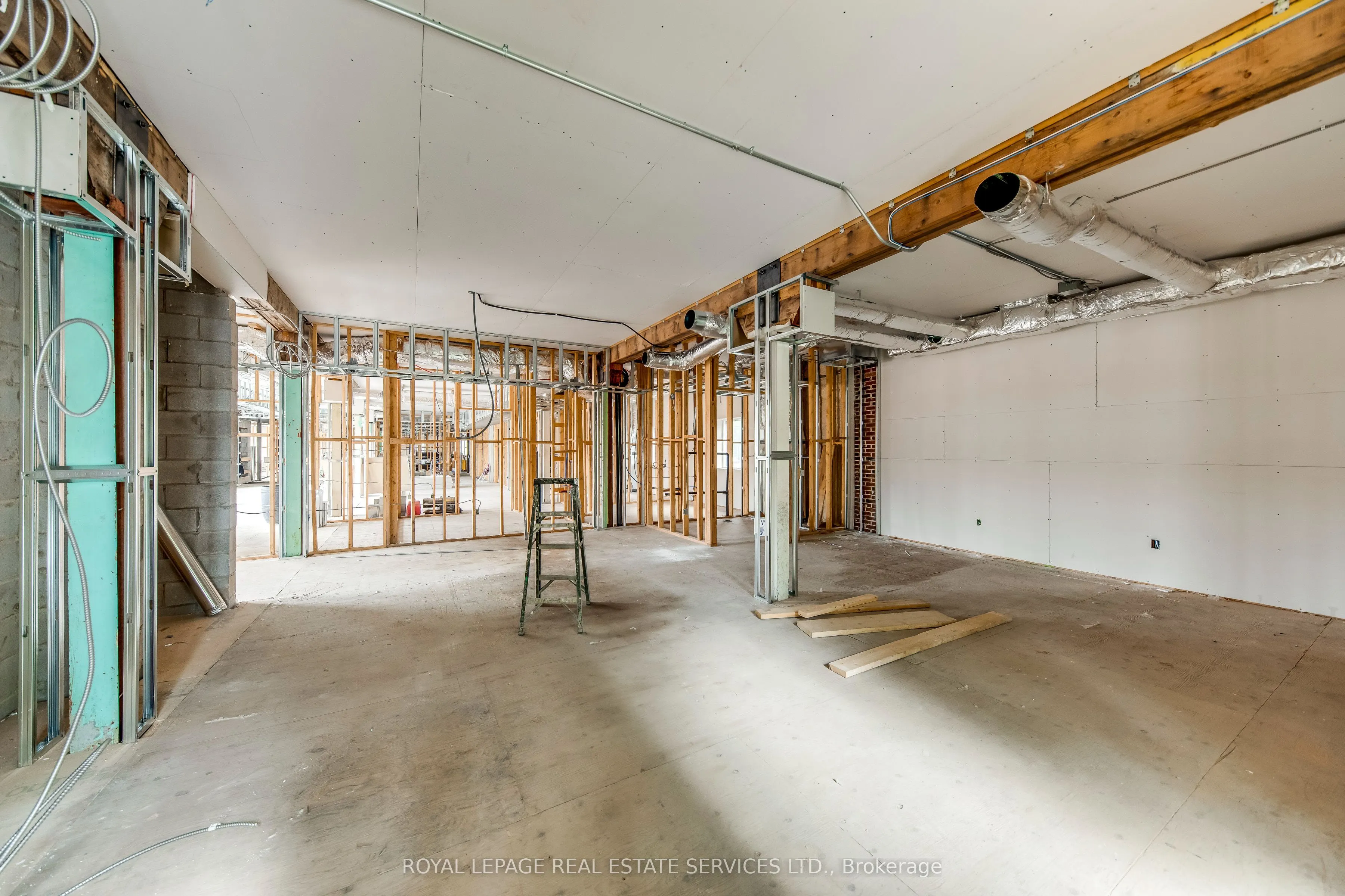 401 Victoria Avenue N, #200