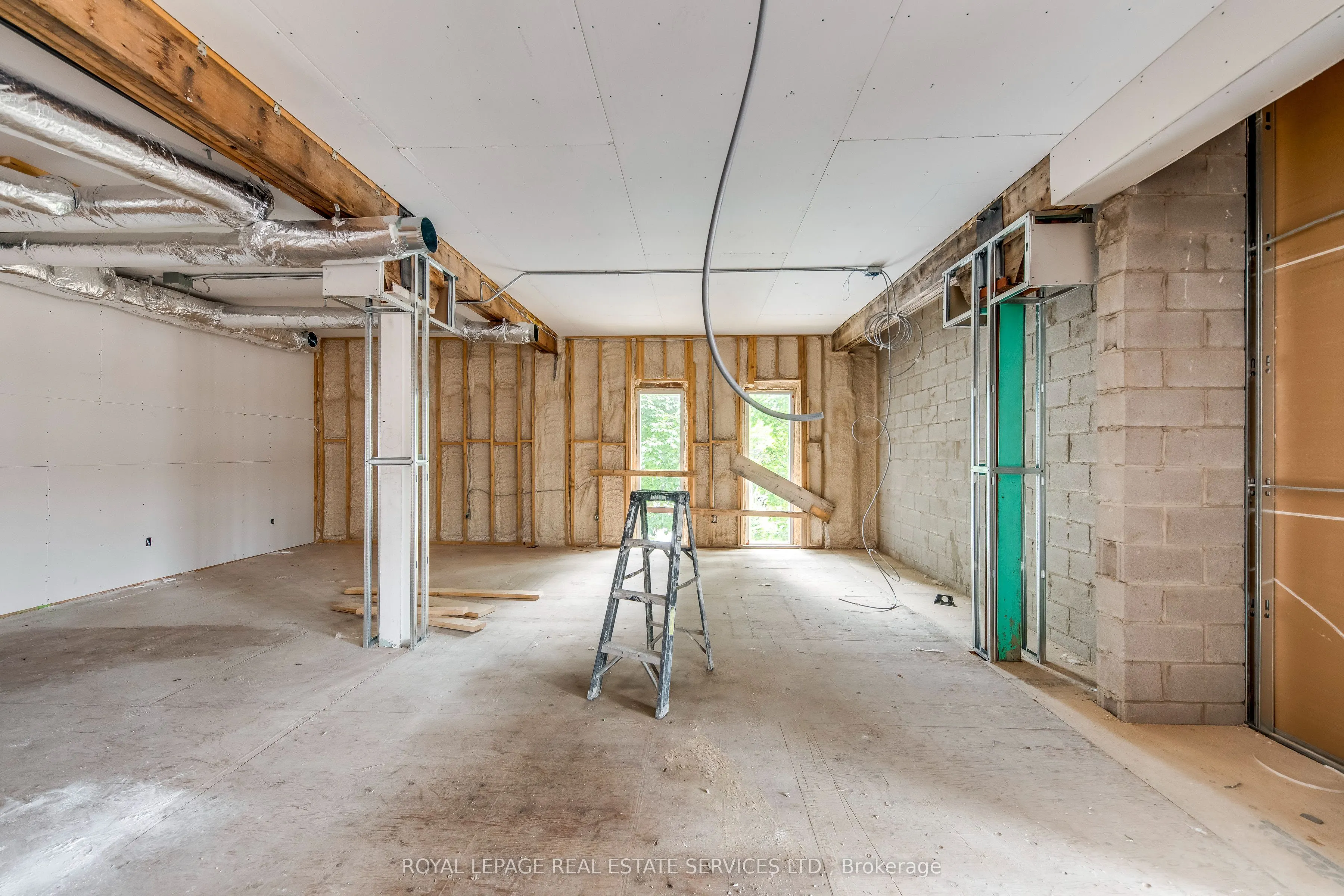 401 Victoria Avenue N, #200