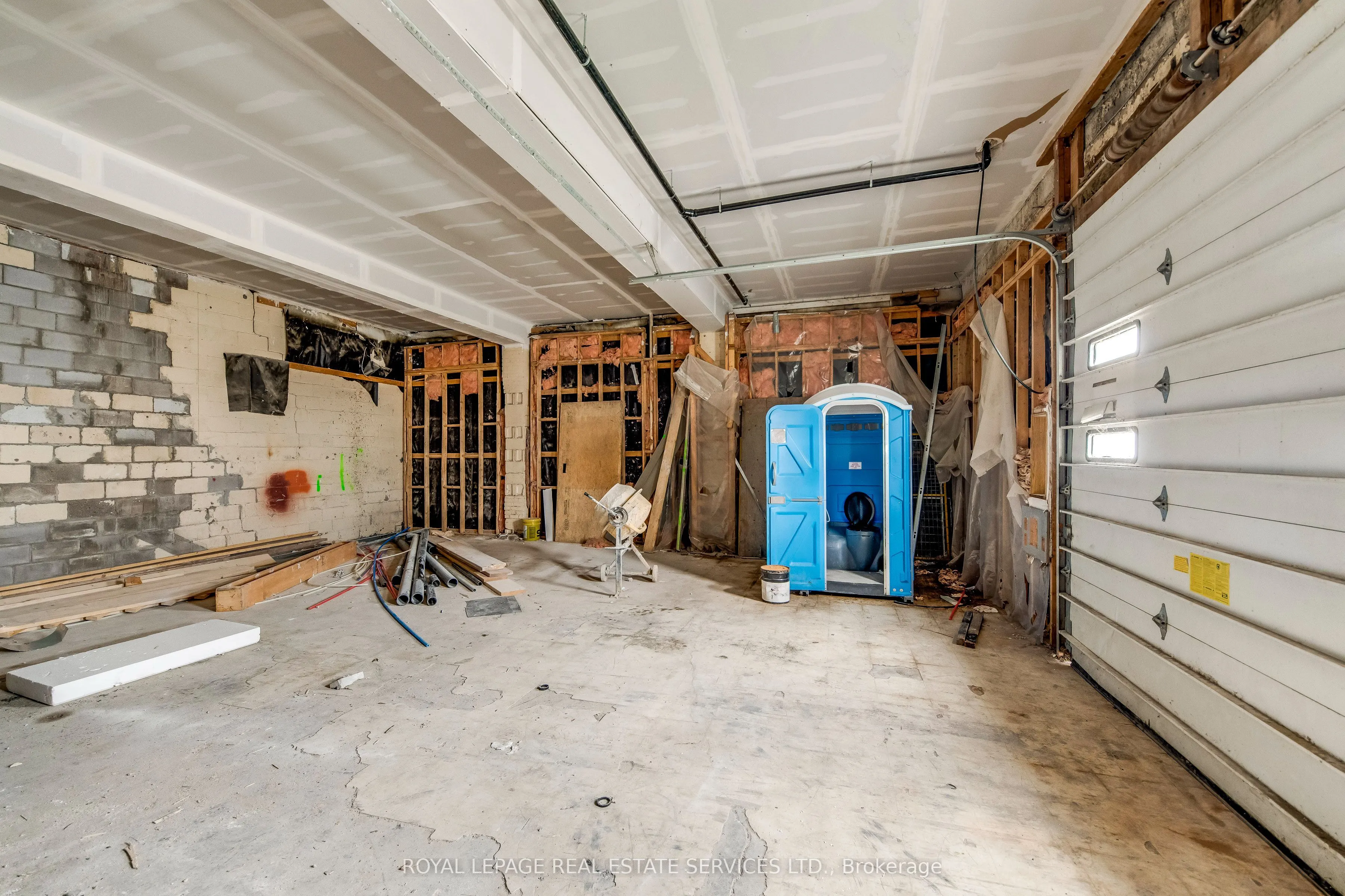 401 Victoria Avenue N, #105