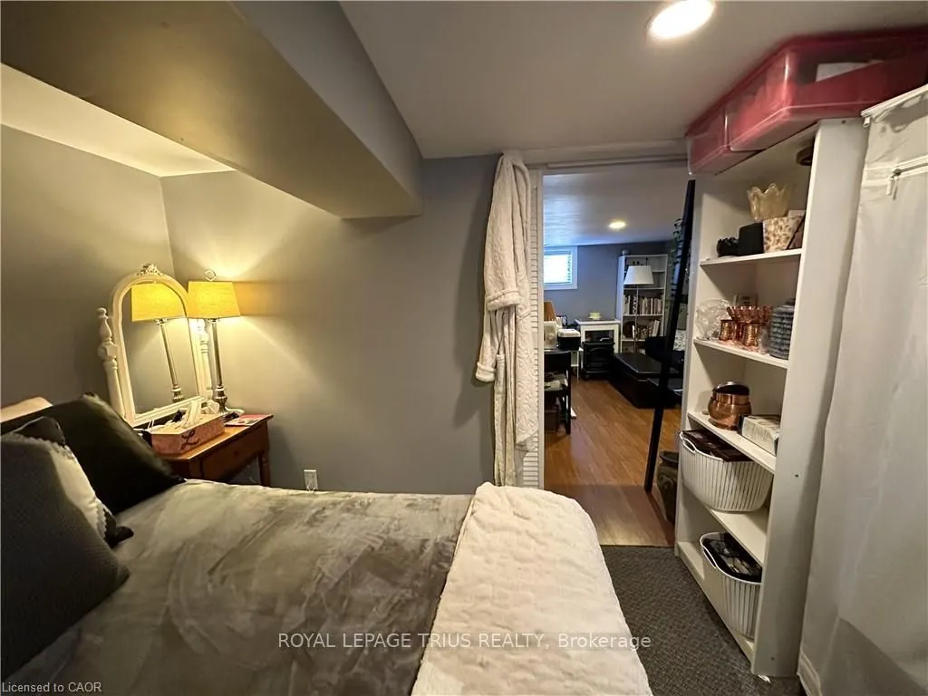 78 Queensway Drive E