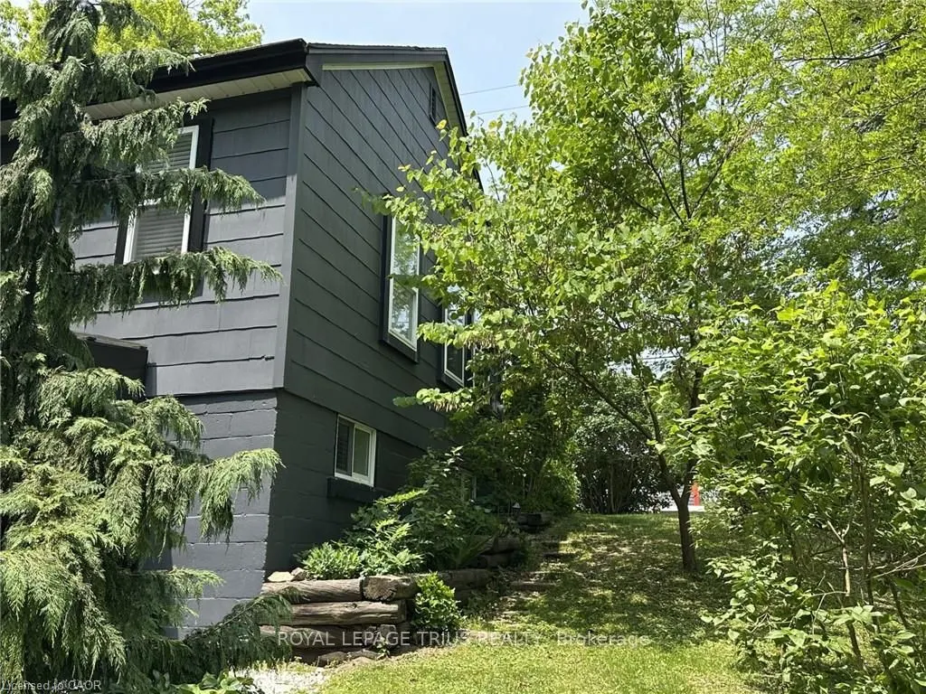 78 Queensway Drive E