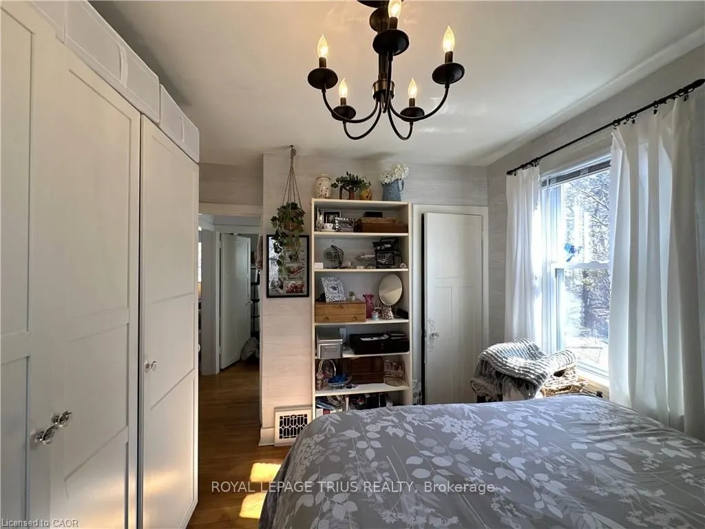 78 Queensway Drive E