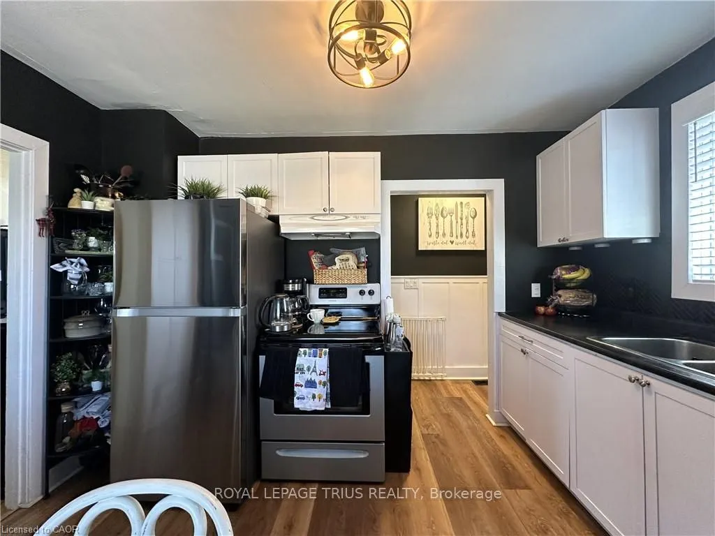 78 Queensway Drive E