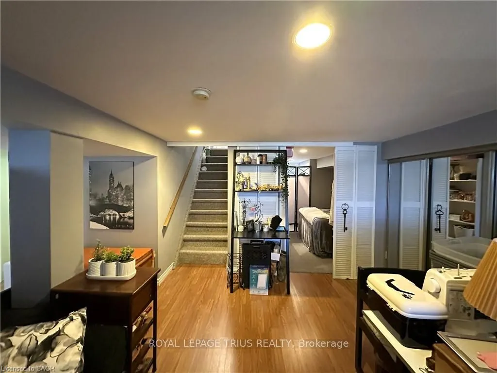 78 Queensway Drive E