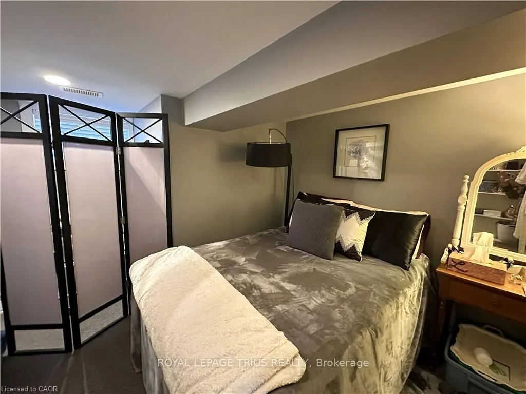 78 Queensway Drive E