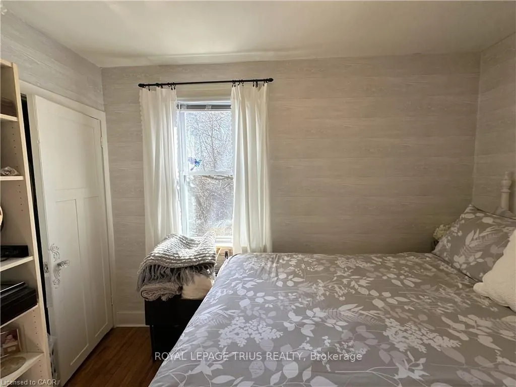 78 Queensway Drive E