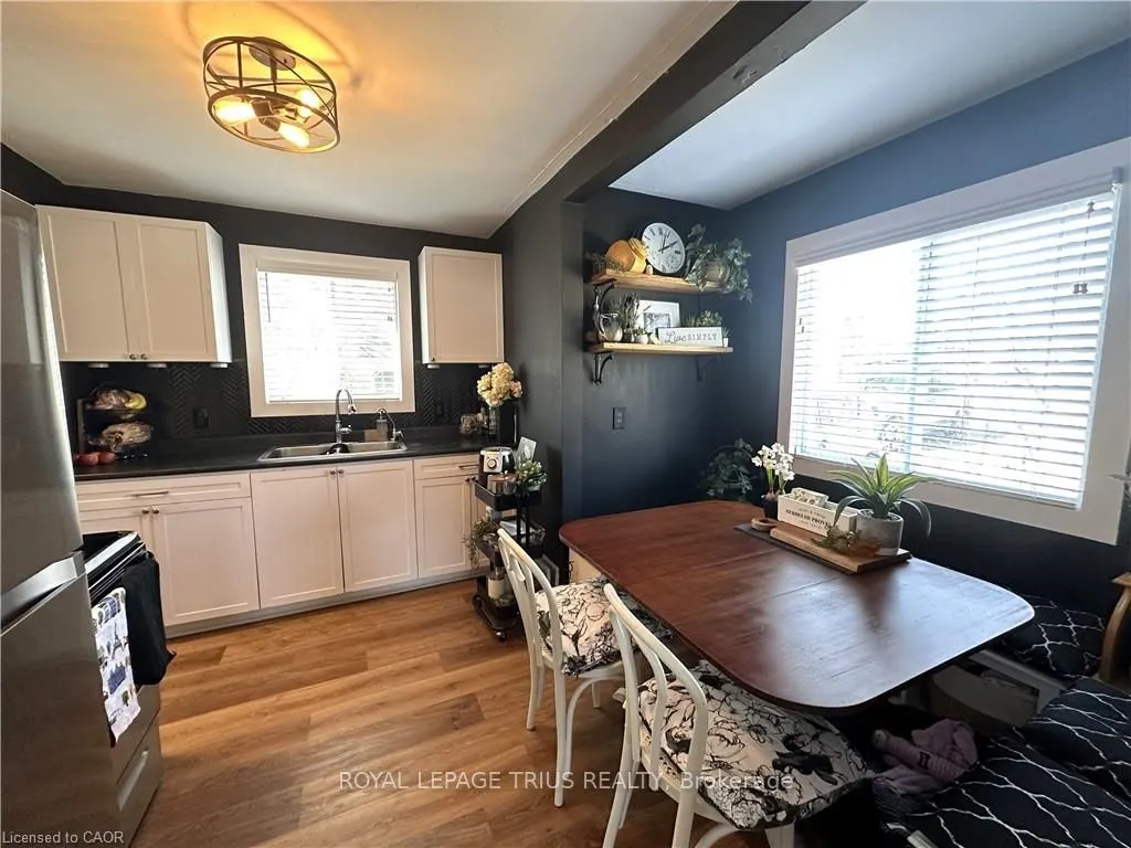 78 Queensway Drive E