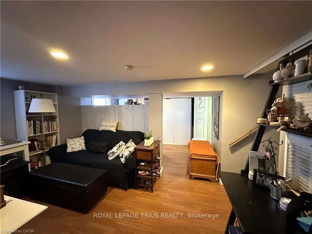 78 Queensway Drive E