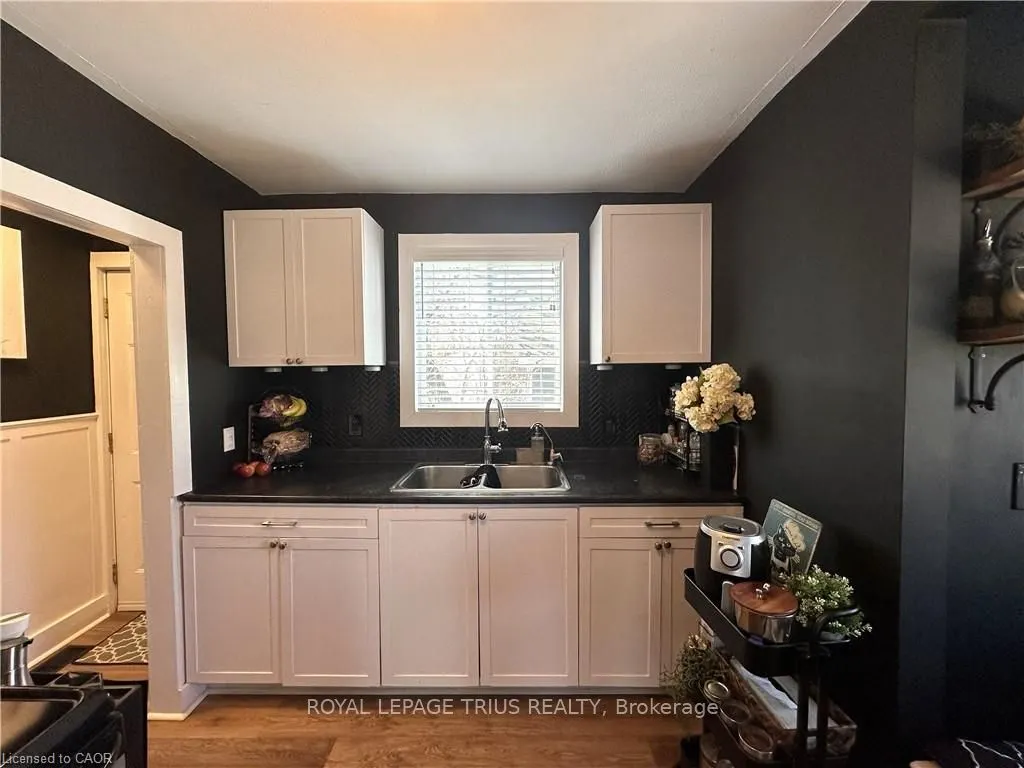 78 Queensway Drive E