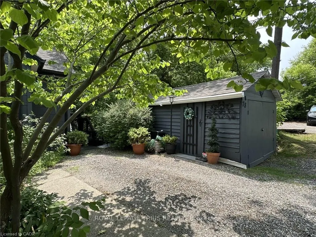 78 Queensway Drive E
