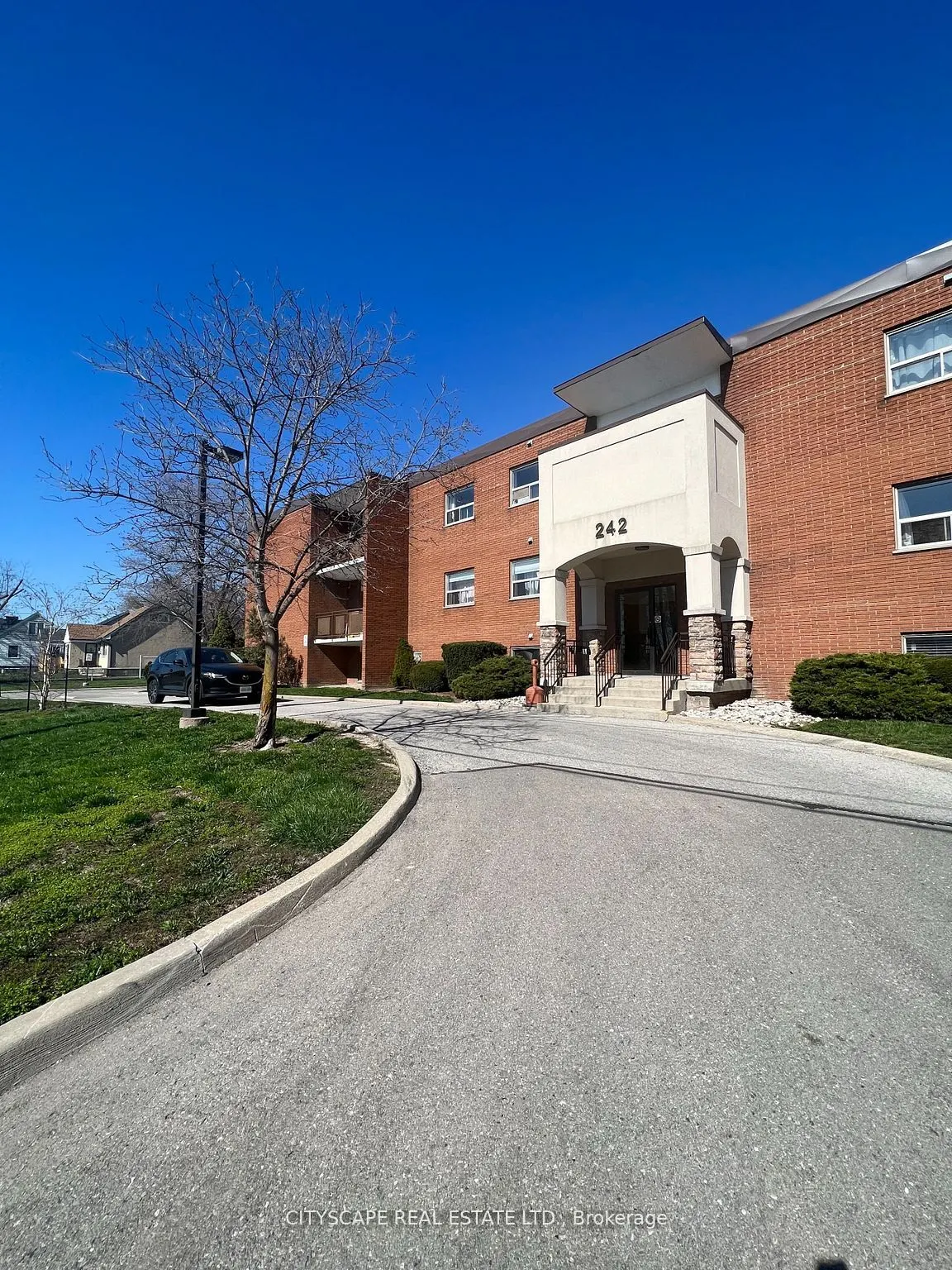 242 Oakdale Avenue, #104