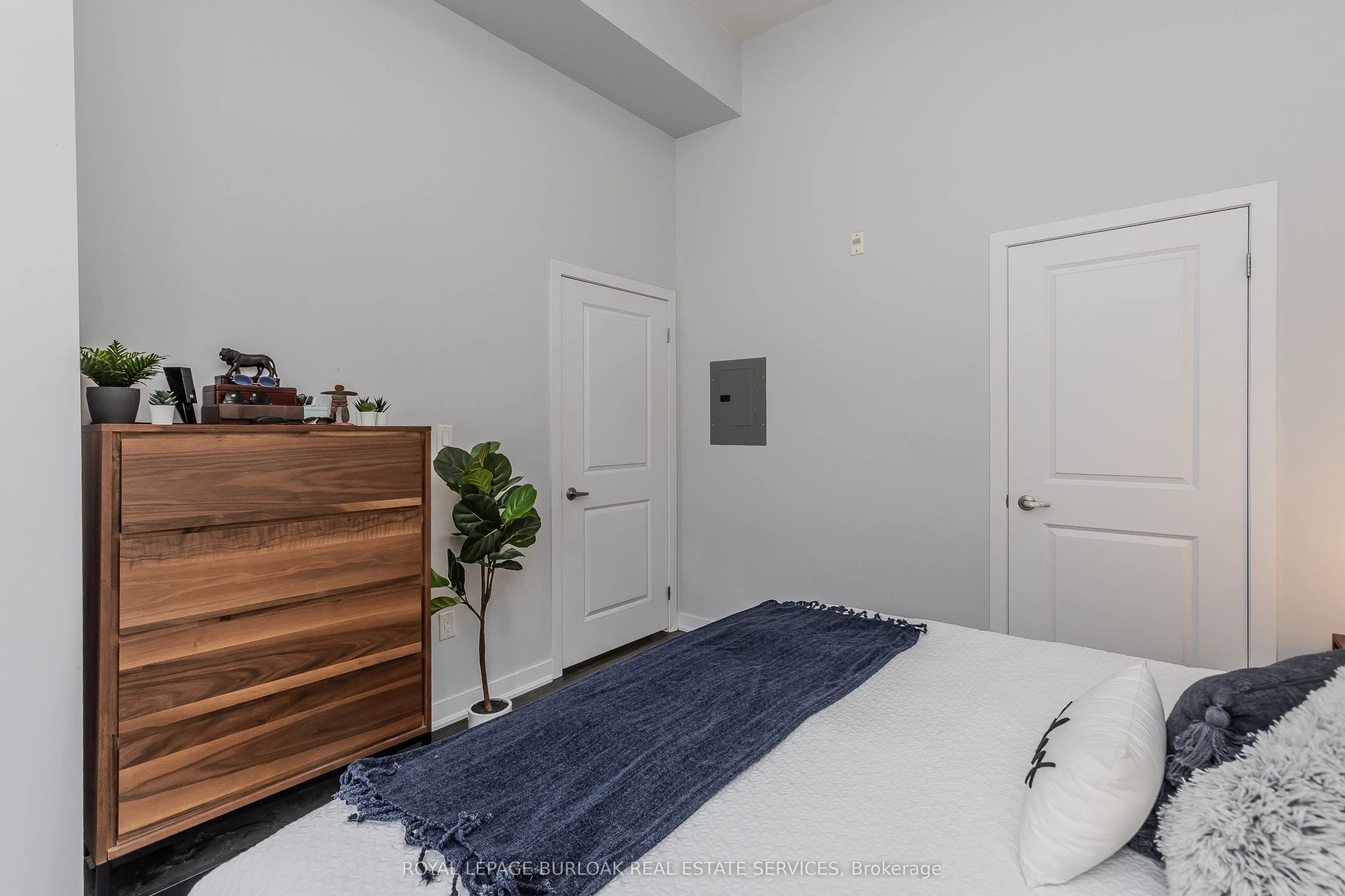 85 Robinson Street, #103