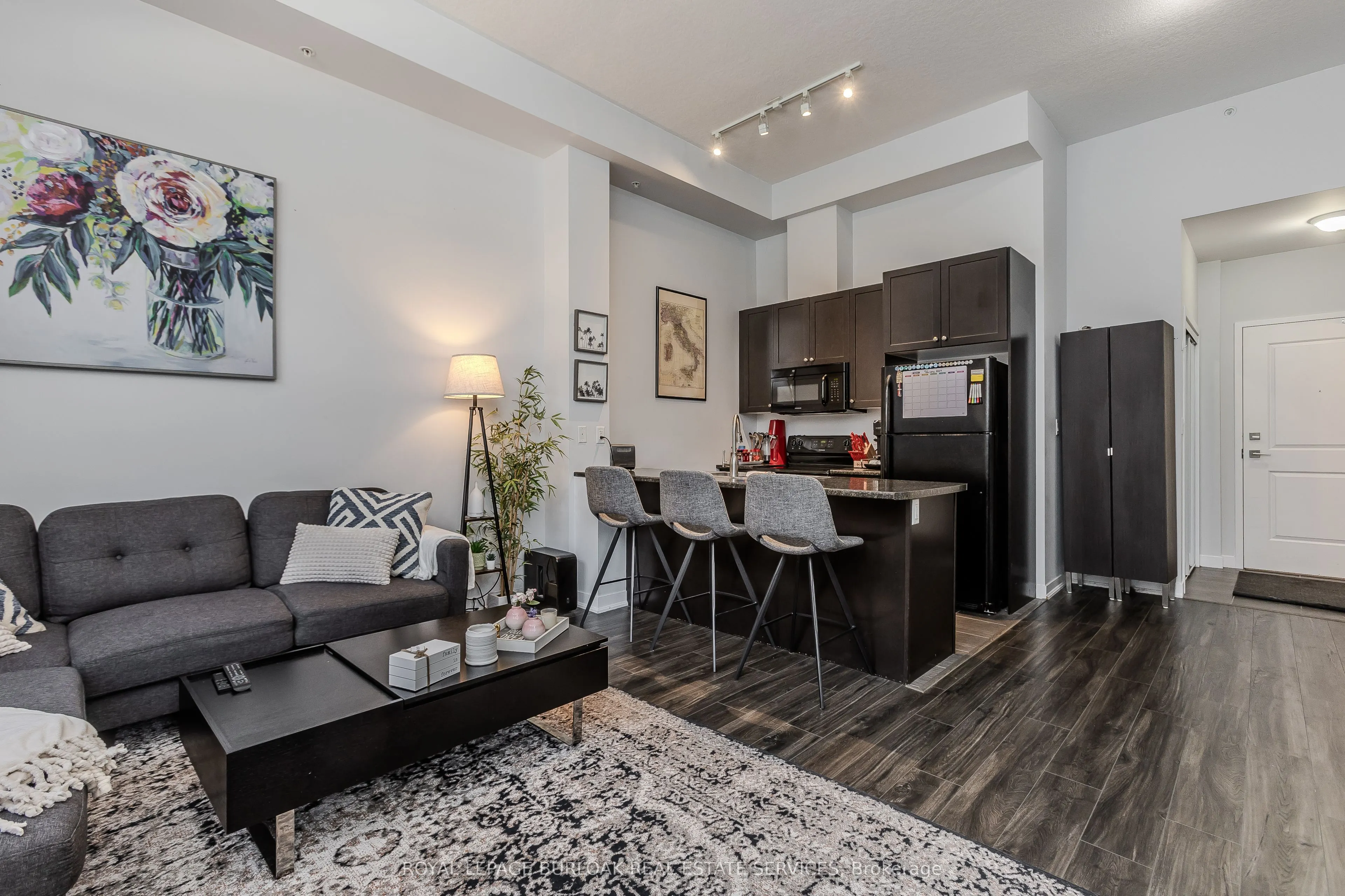 85 Robinson Street, #103