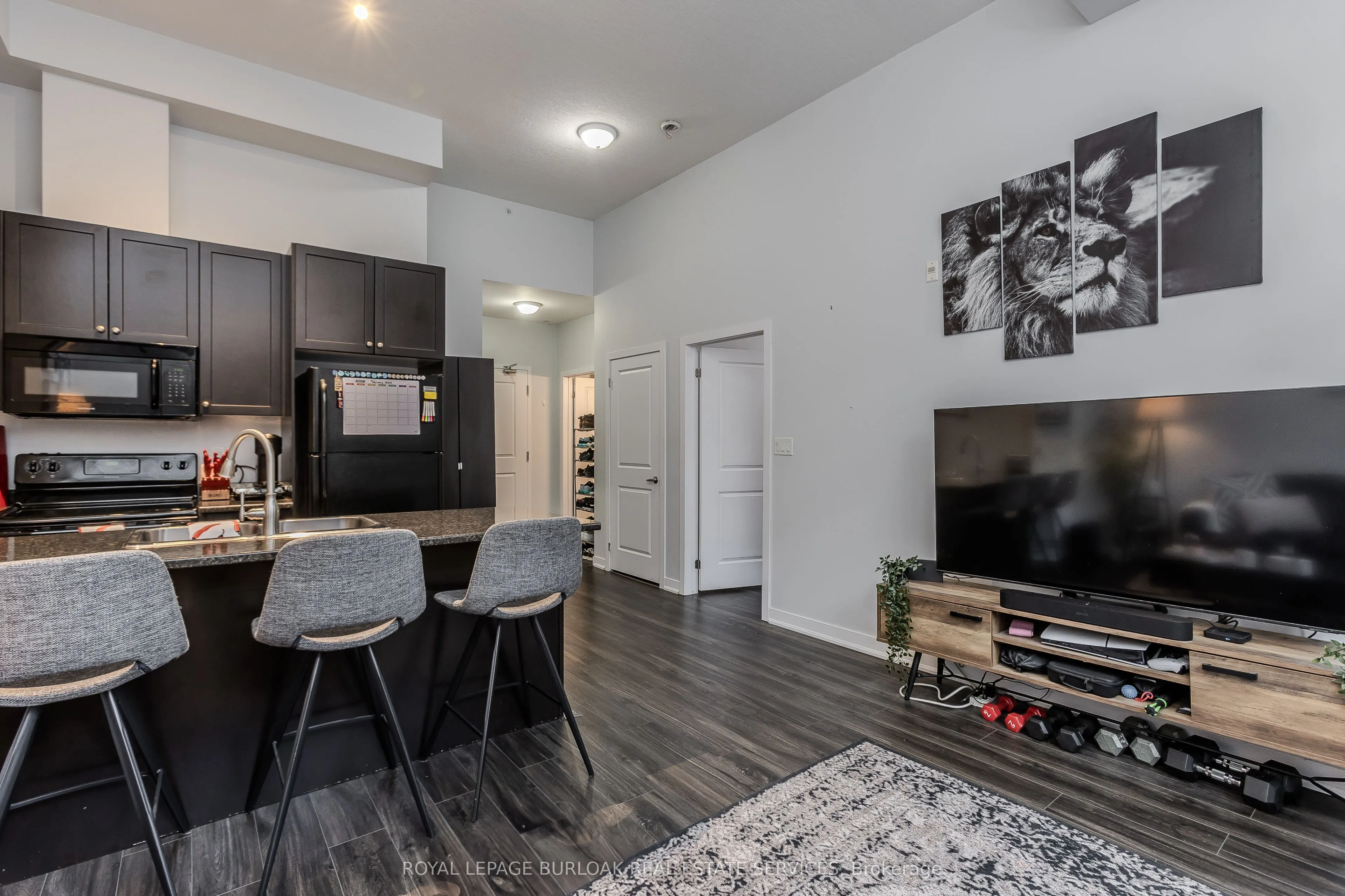 85 Robinson Street, #103
